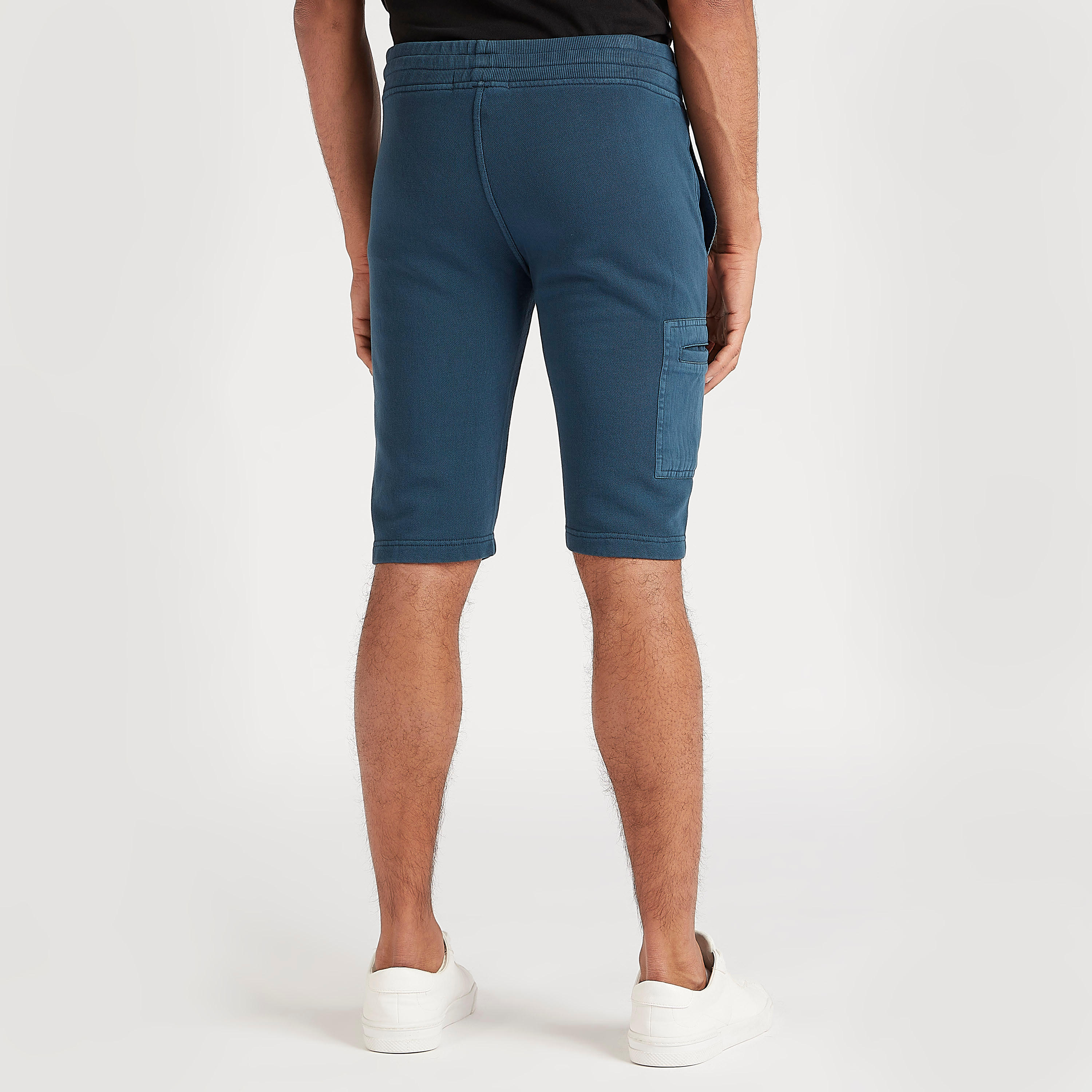 شورت سادة بخصر فليكسي وجيوب-men-clothing-bottoms-shorts-image-2
