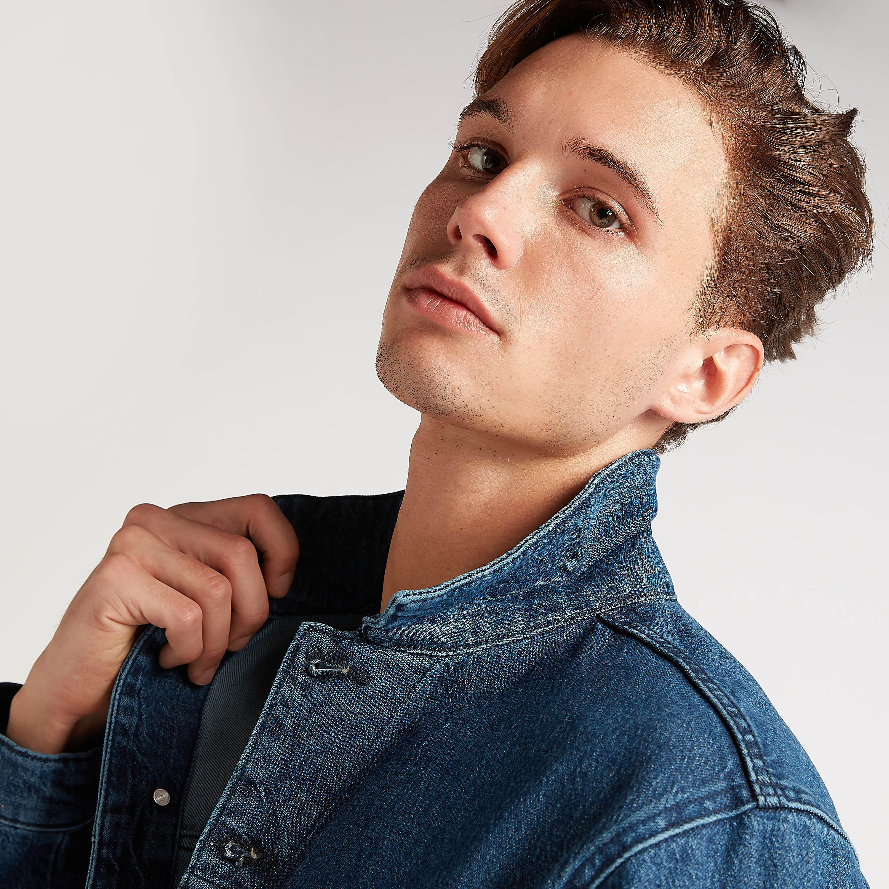 جاكيت دنيم مطرّز بجيوب بطيّة من لي كوبر-men-clothing-jacketsandblazers-jackets-image-3