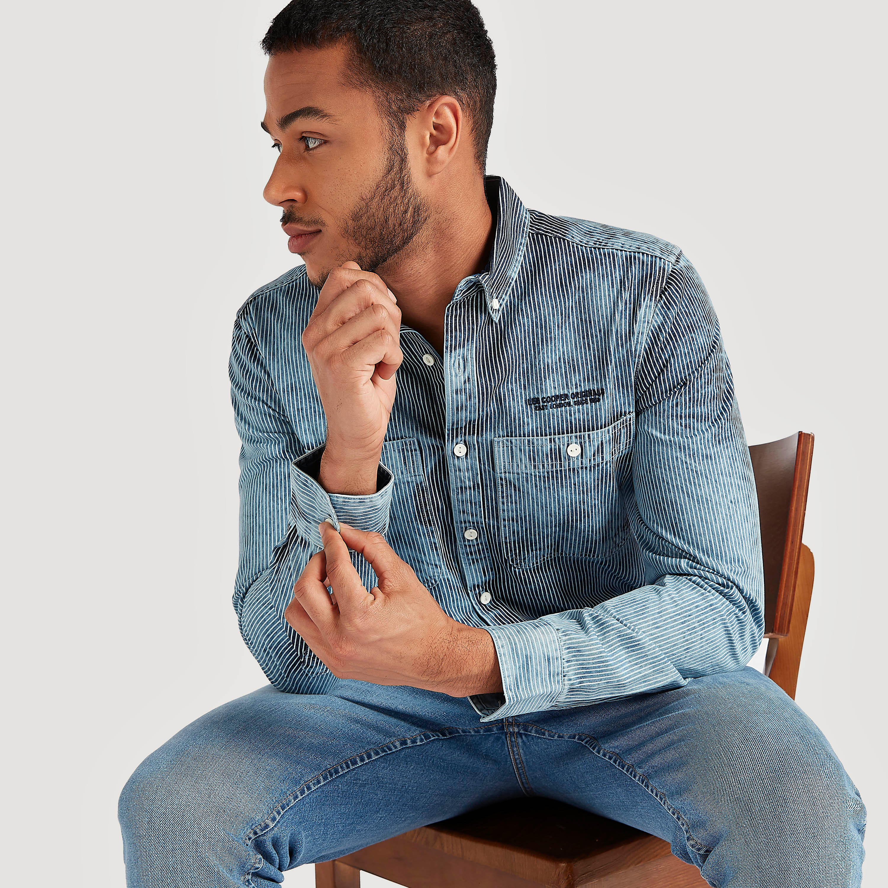 قميص مقلّم بأكمام طويلة وياقة عادية من لي كوبر-men-clothing-shirts-image-1