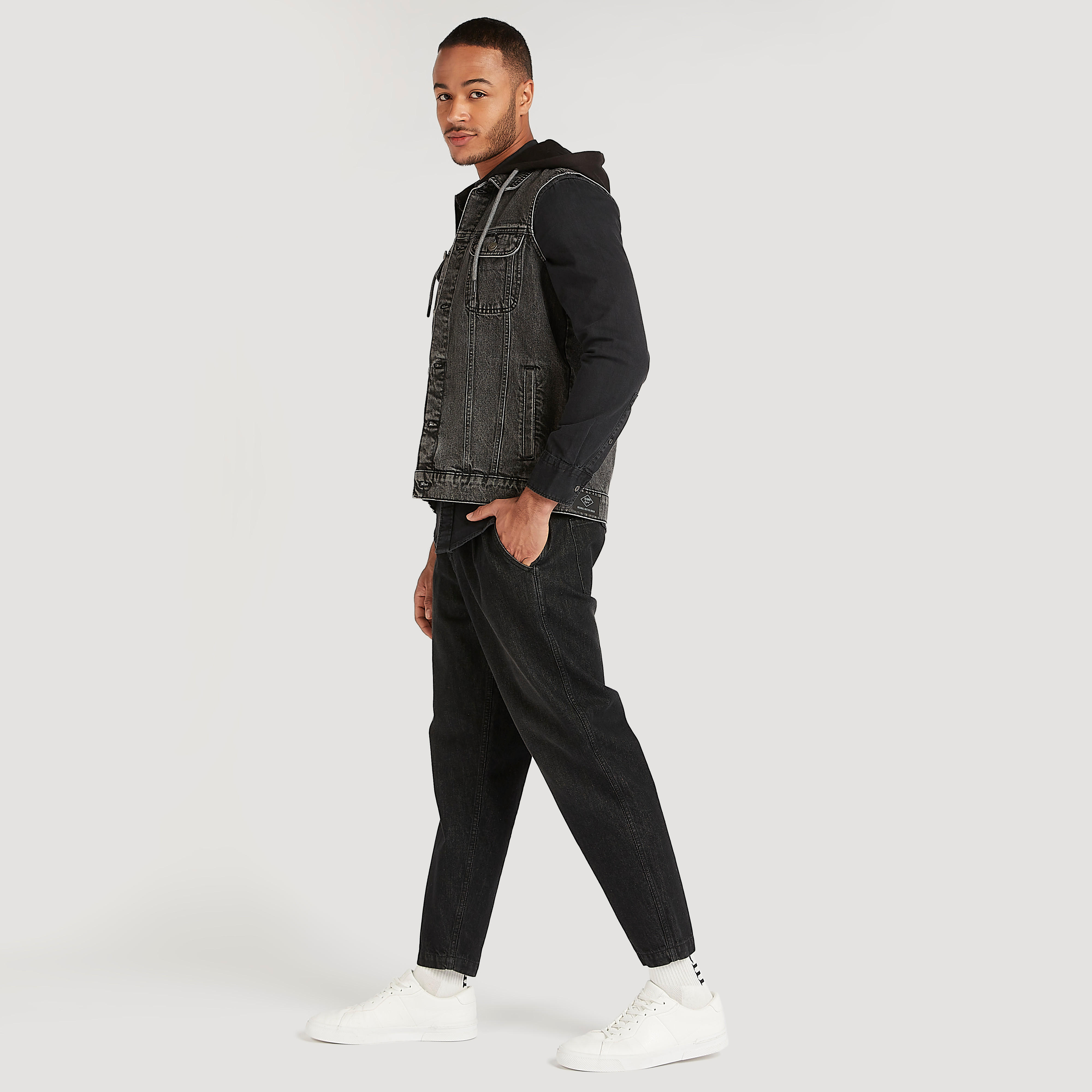 جاكيت دنيم سليم فيت دون أكمام من لي كوبر-men-clothing-jacketsandblazers-jackets-image-1