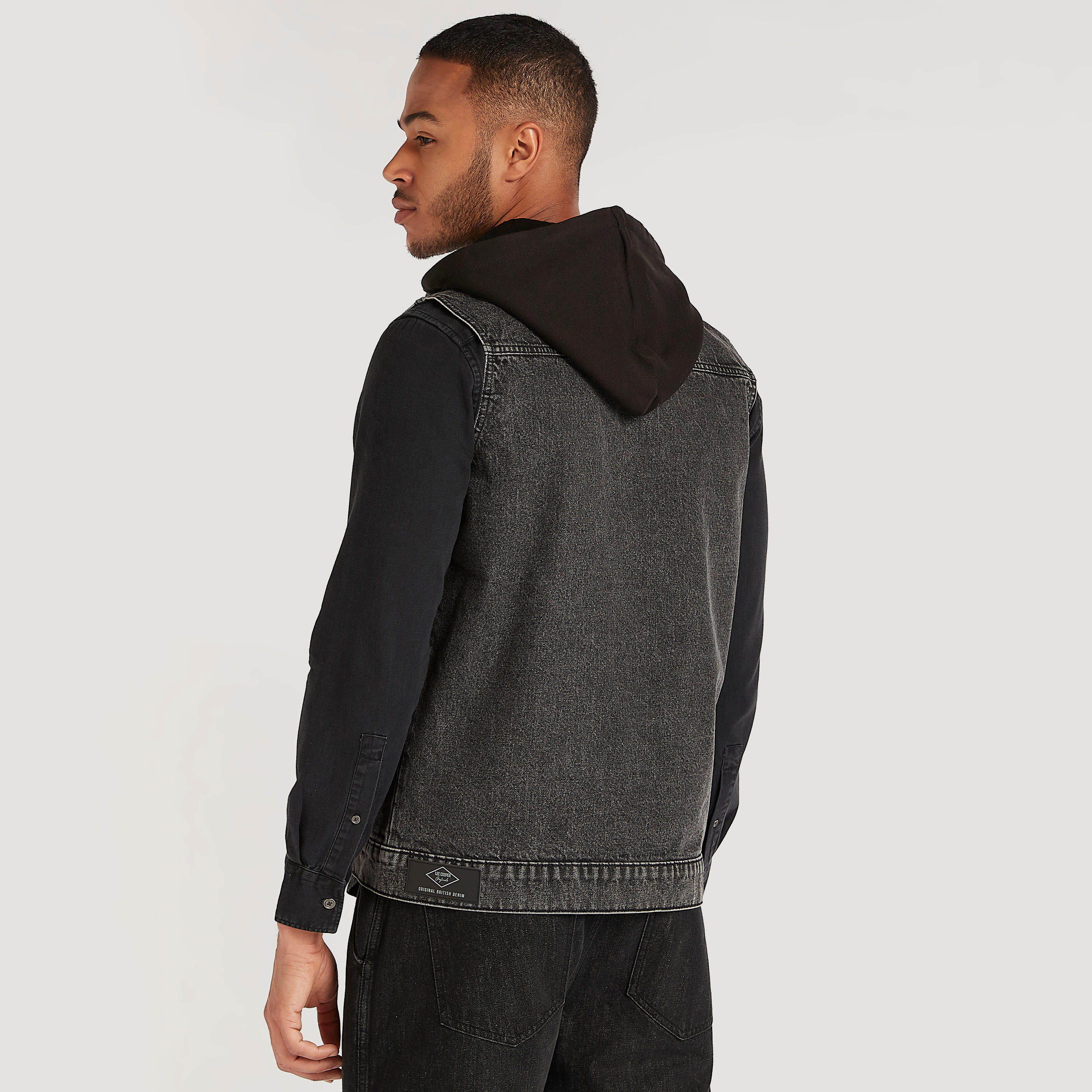جاكيت دنيم سليم فيت دون أكمام من لي كوبر-men-clothing-jacketsandblazers-jackets-image-7