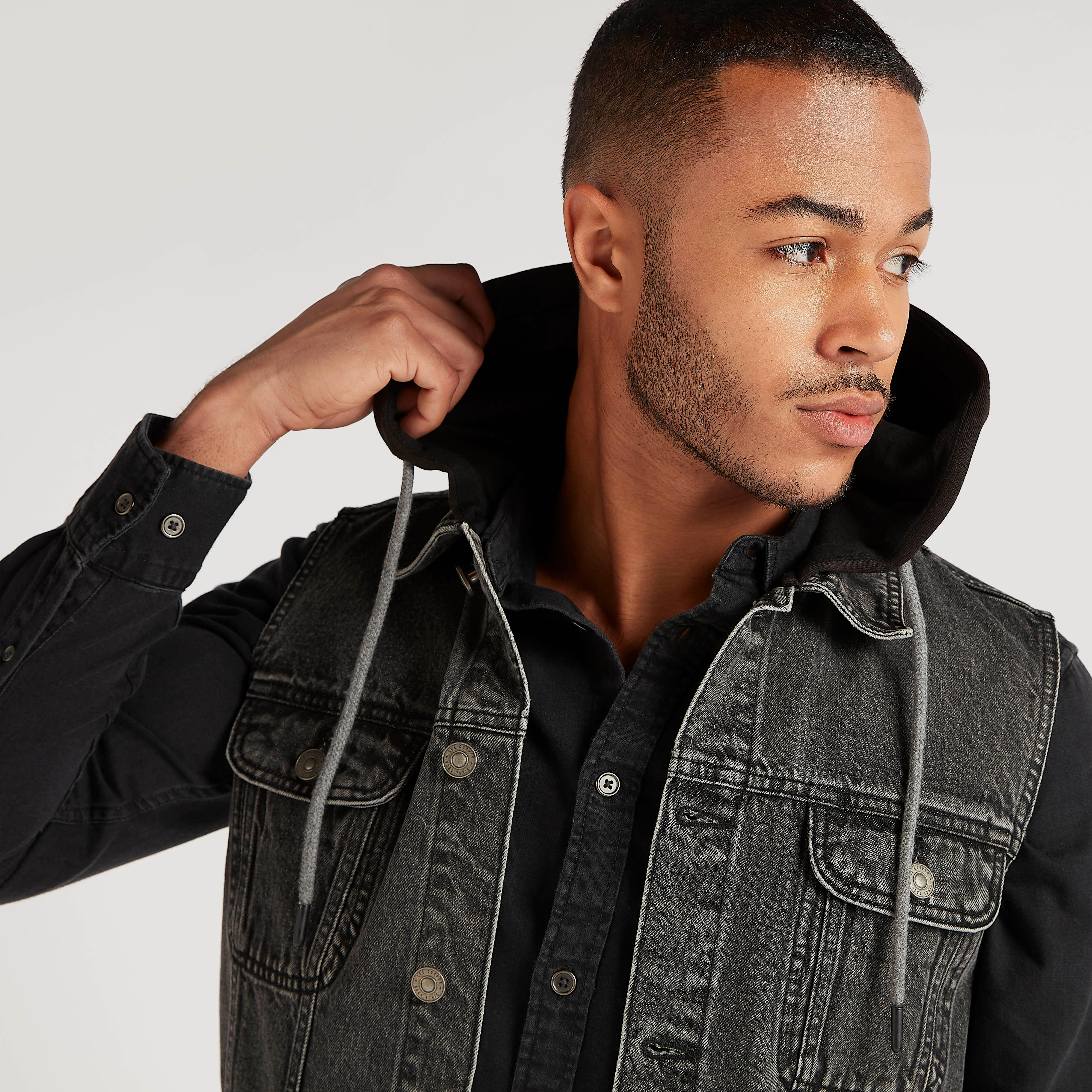 جاكيت دنيم سليم فيت دون أكمام من لي كوبر-men-clothing-jacketsandblazers-jackets-image-6