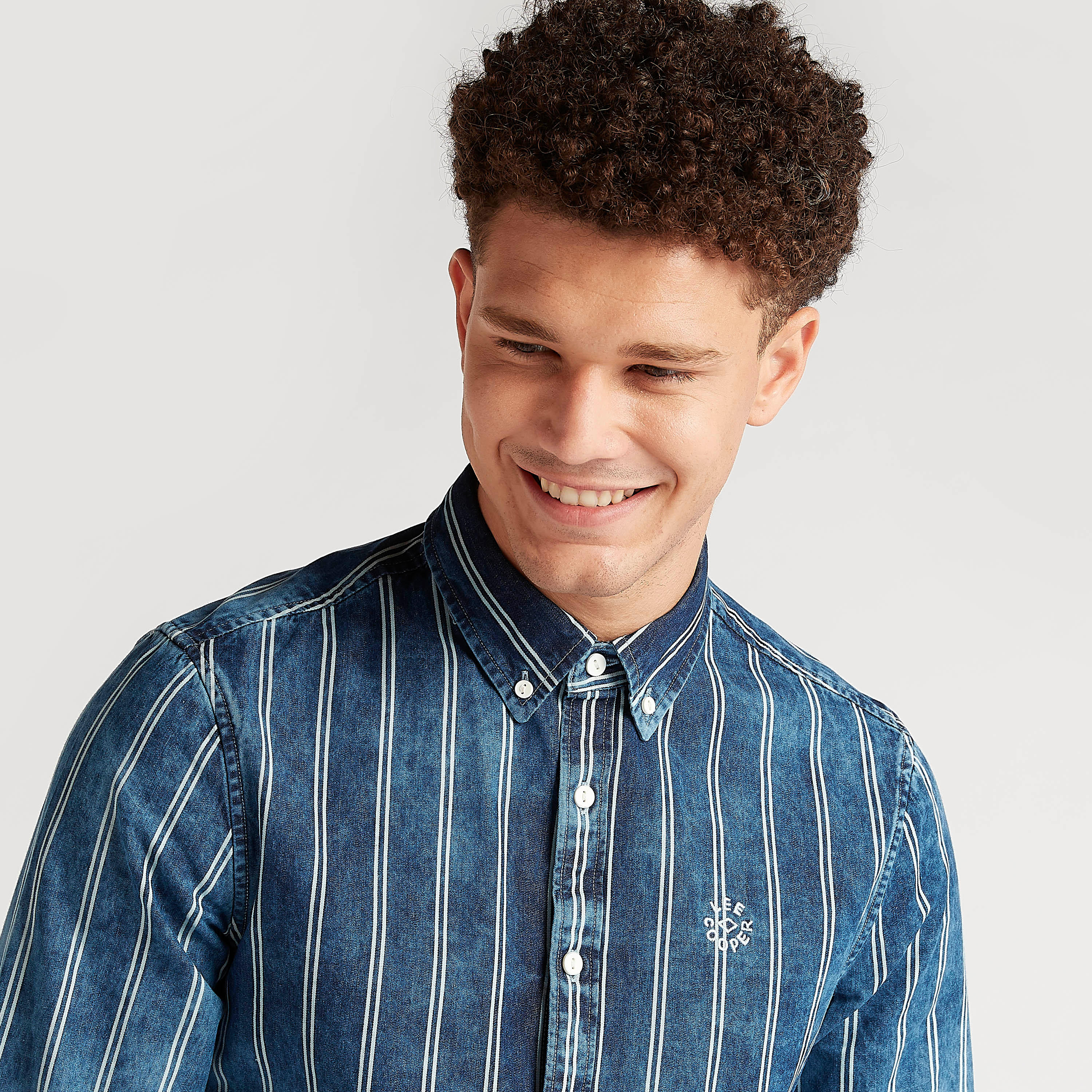 قميص مقلّم بأكمام طويلة وزر سفلي من لي كوبر-men-clothing-shirts-image-4