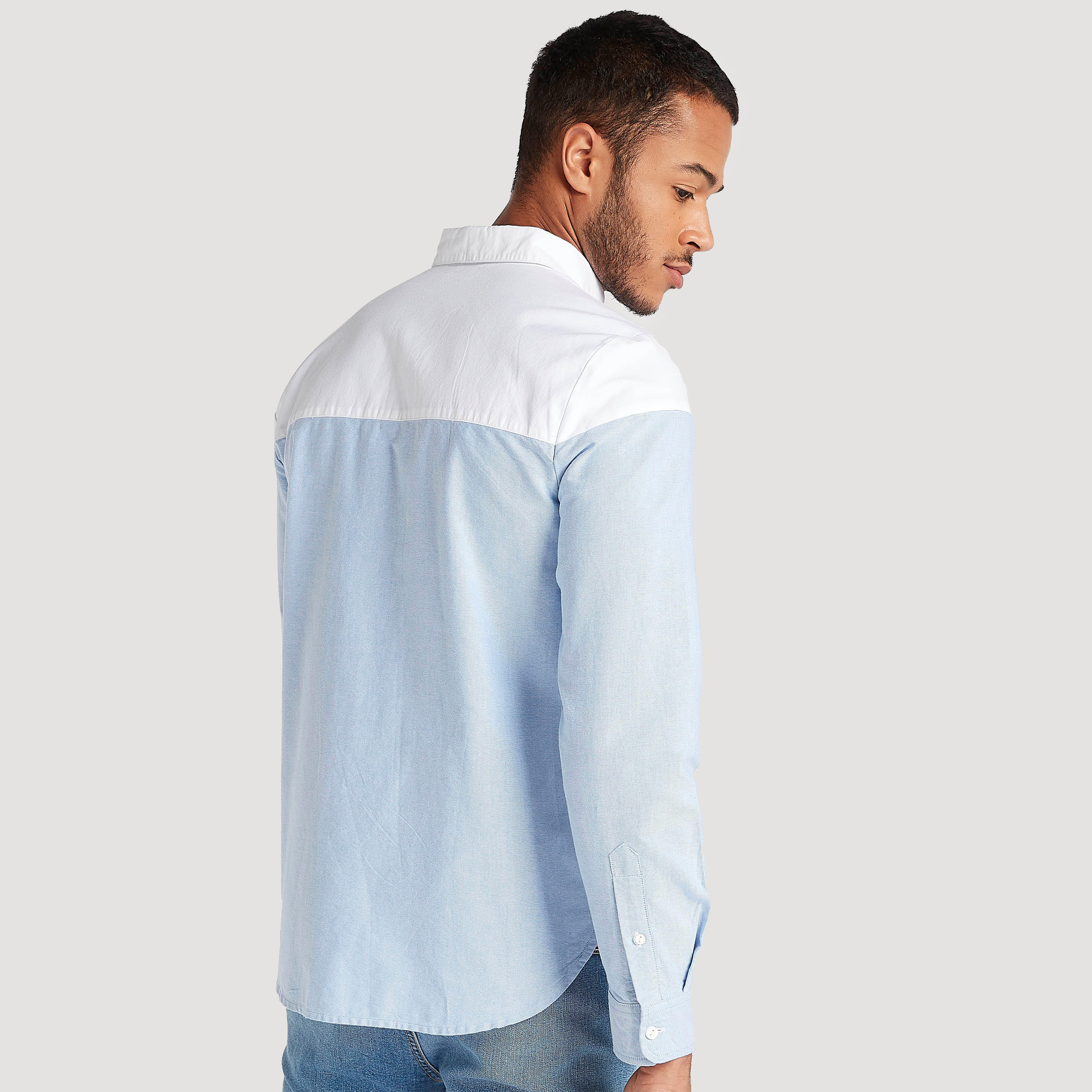 قميص بقصّة سليم وتصاميم مغايرة وأكمام طويلة من لي كوبر-men-clothing-shirts-image-4