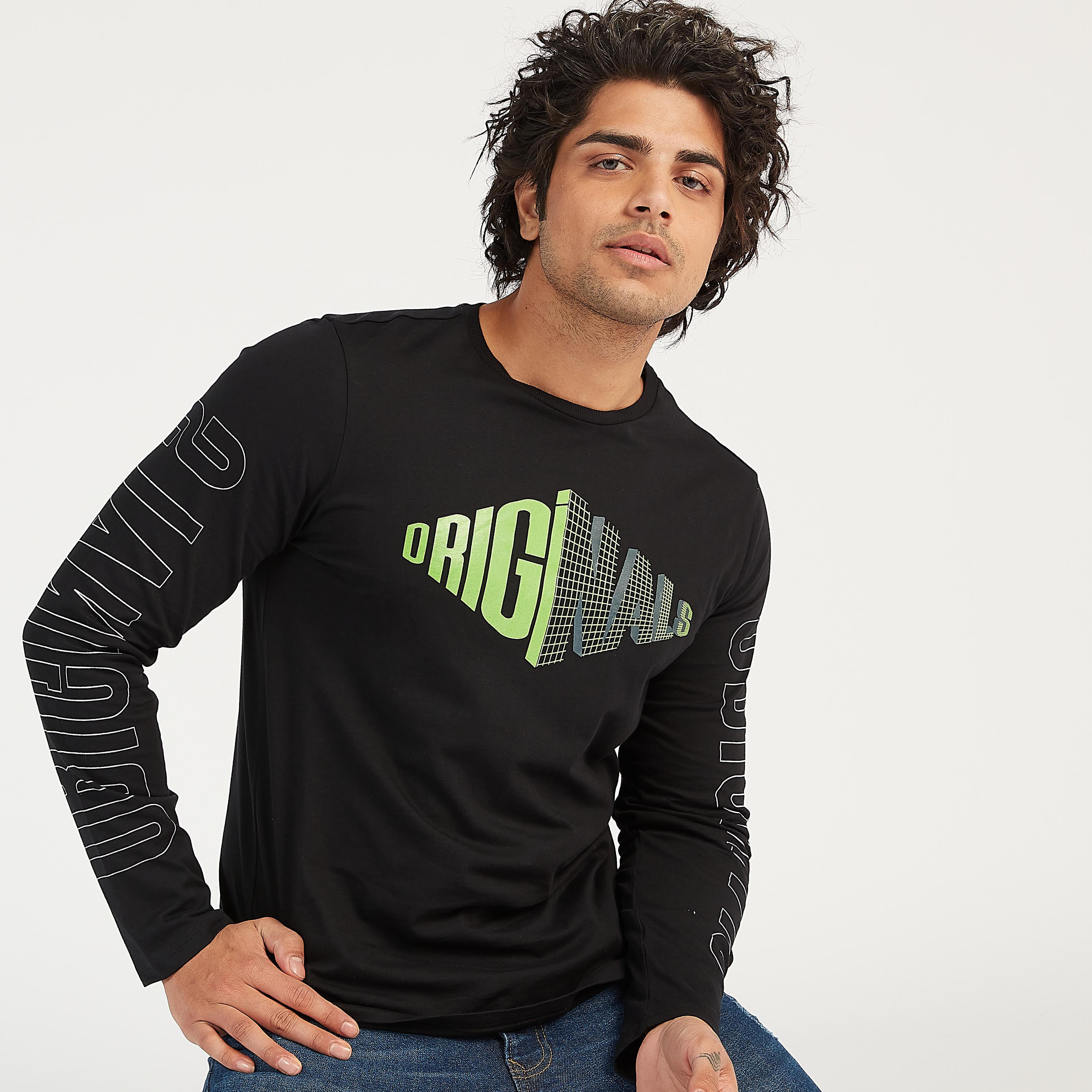 تيشيرت بياقة ضيّقة وأكمام طويلة وطبعات من لي كوبر-men-clothing-tshirtsandpolos-tshirts-image-4
