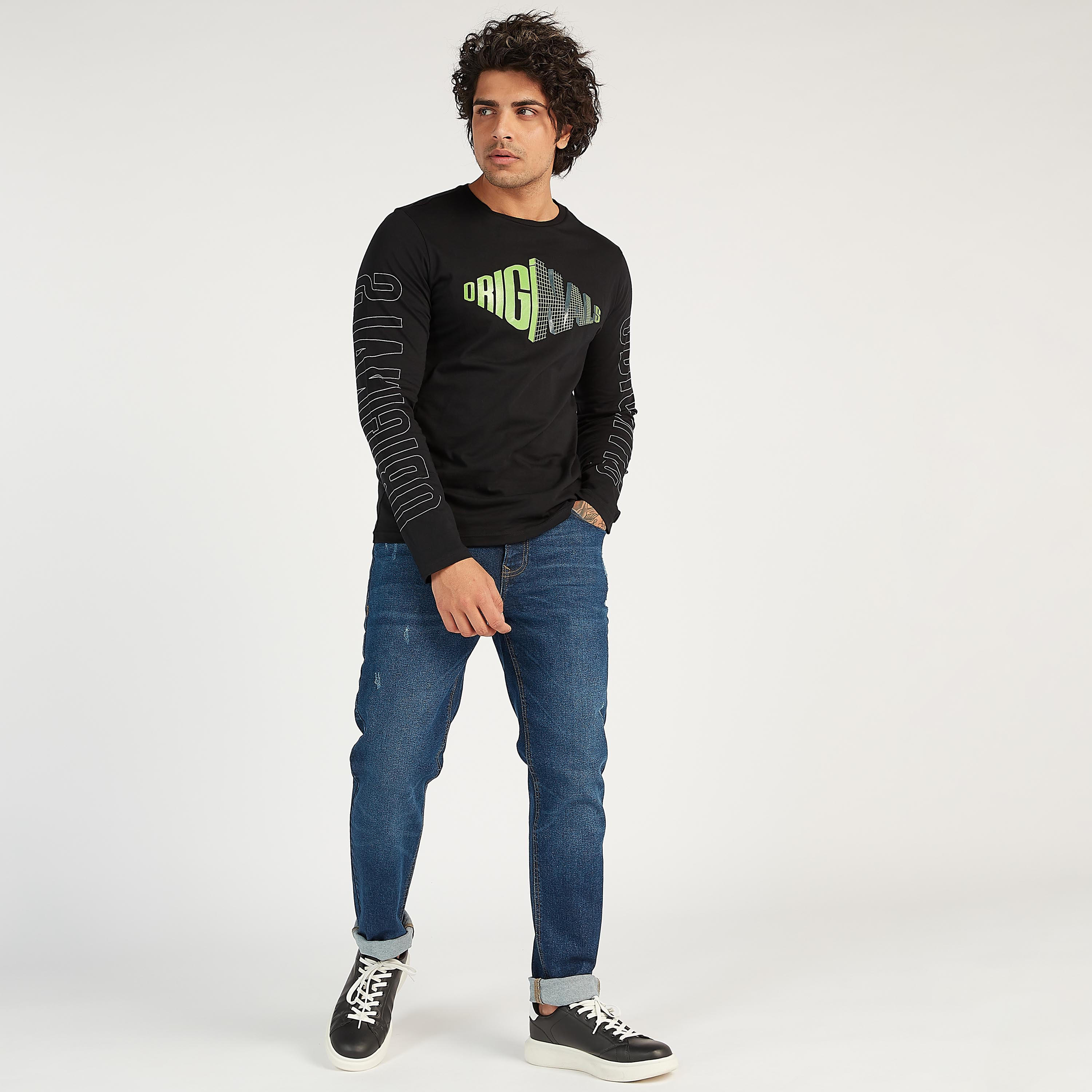 تيشيرت بياقة ضيّقة وأكمام طويلة وطبعات من لي كوبر-men-clothing-tshirtsandpolos-tshirts-image-3