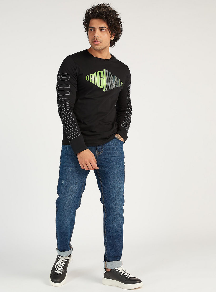 تيشيرت بياقة ضيّقة وأكمام طويلة وطبعات من لي كوبر-men-clothing-tshirtsandpolos-tshirts-image-3