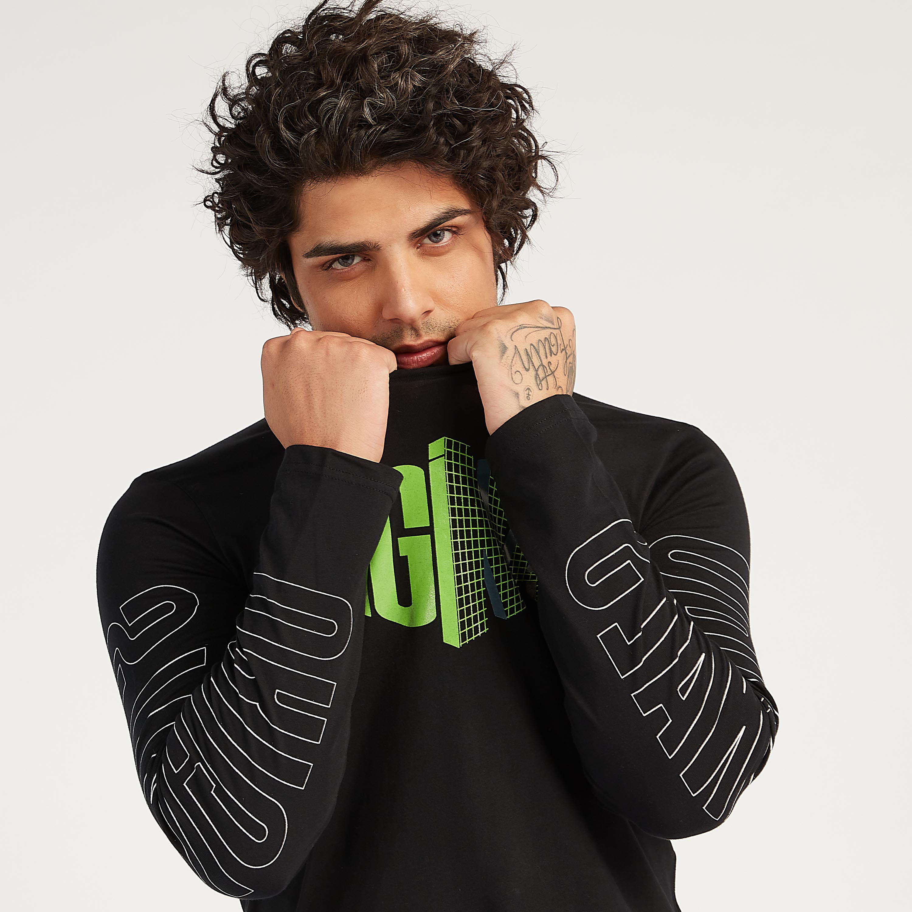 تيشيرت بياقة ضيّقة وأكمام طويلة وطبعات من لي كوبر-men-clothing-tshirtsandpolos-tshirts-image-2