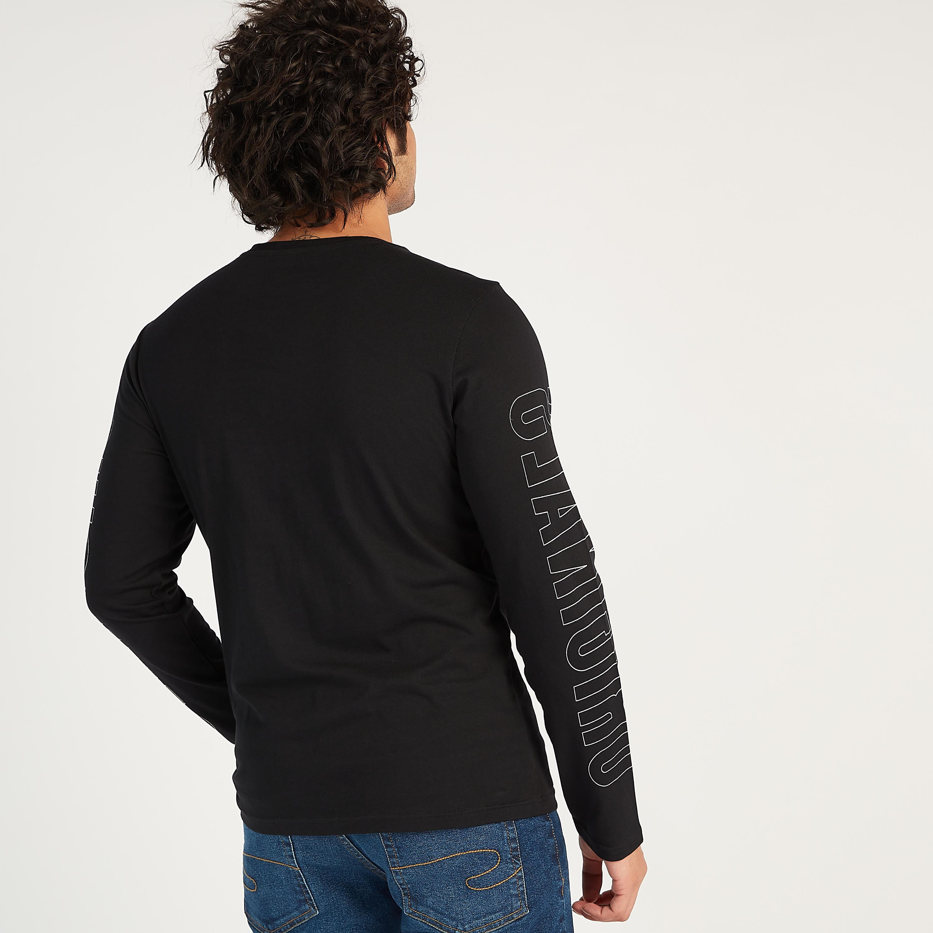 تيشيرت بياقة ضيّقة وأكمام طويلة وطبعات من لي كوبر-men-clothing-tshirtsandpolos-tshirts-image-1