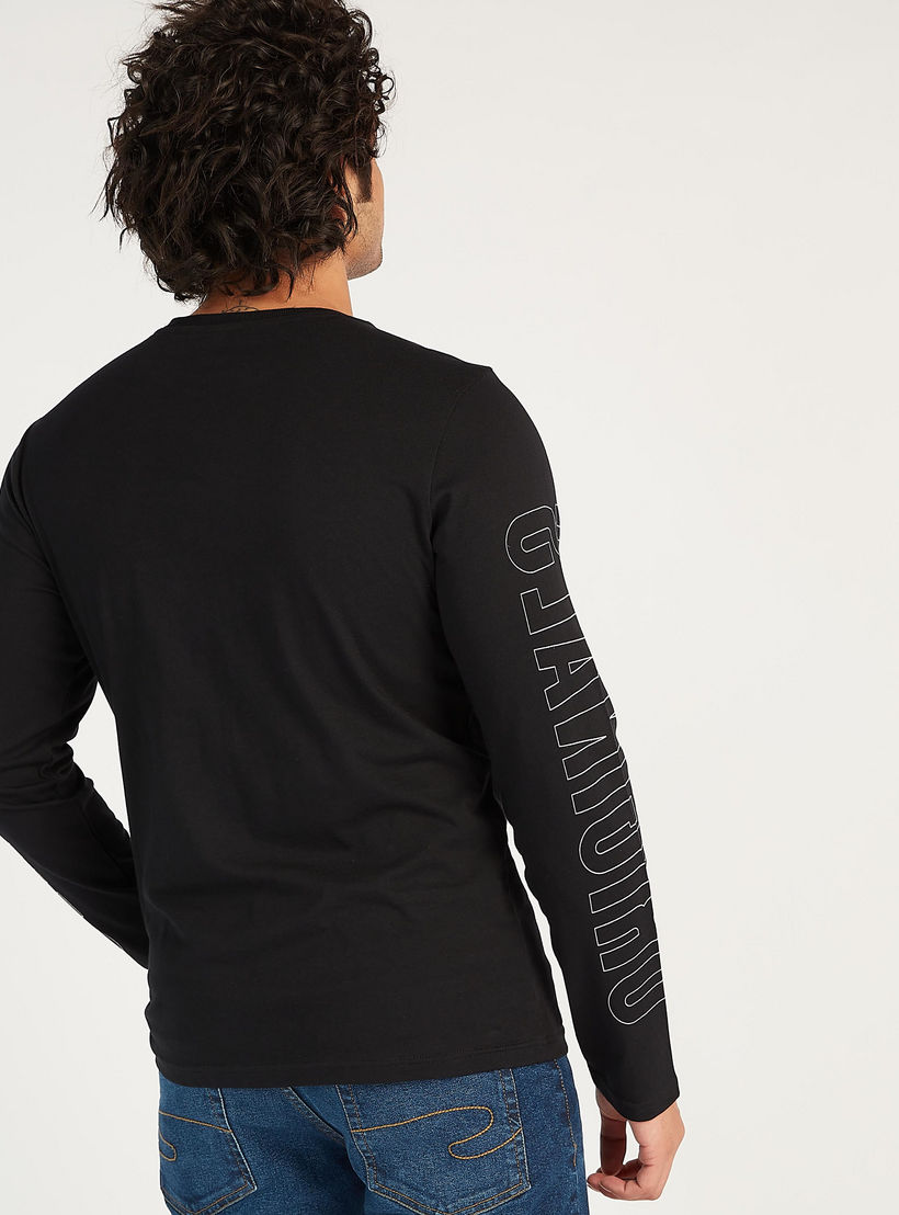تيشيرت بياقة ضيّقة وأكمام طويلة وطبعات من لي كوبر-men-clothing-tshirtsandpolos-tshirts-image-1