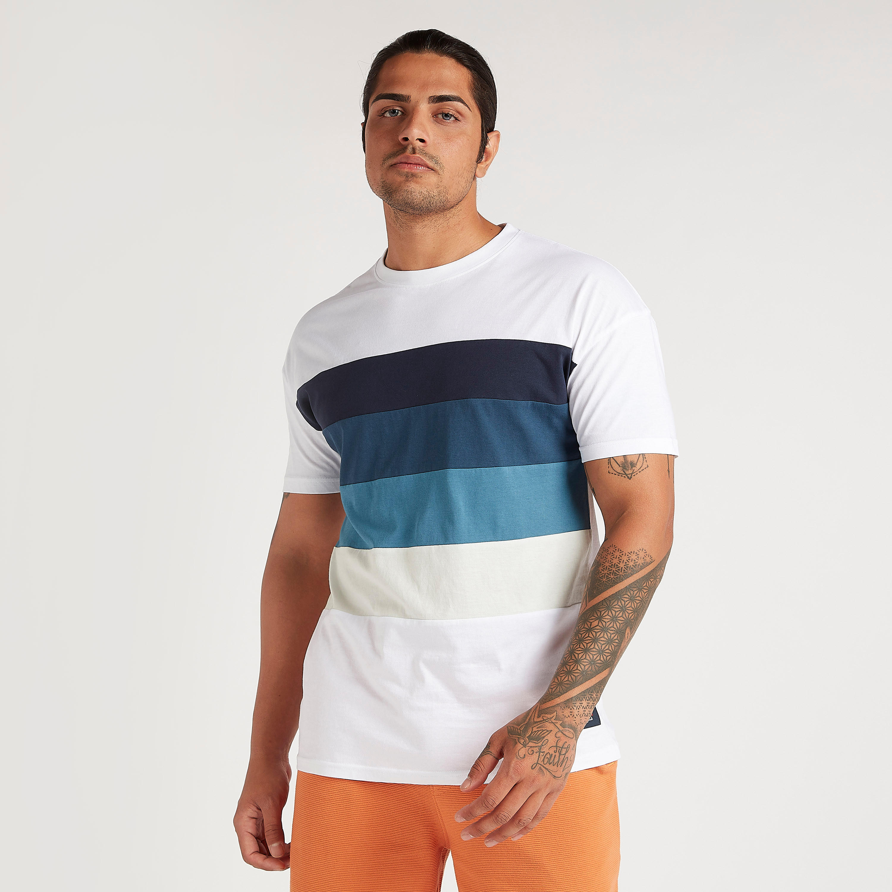 تيشيرت بياقة ضيّقة وتصاميم مغايرة من لي كوبر-men-clothing-tshirtsandpolos-tshirts-image-1