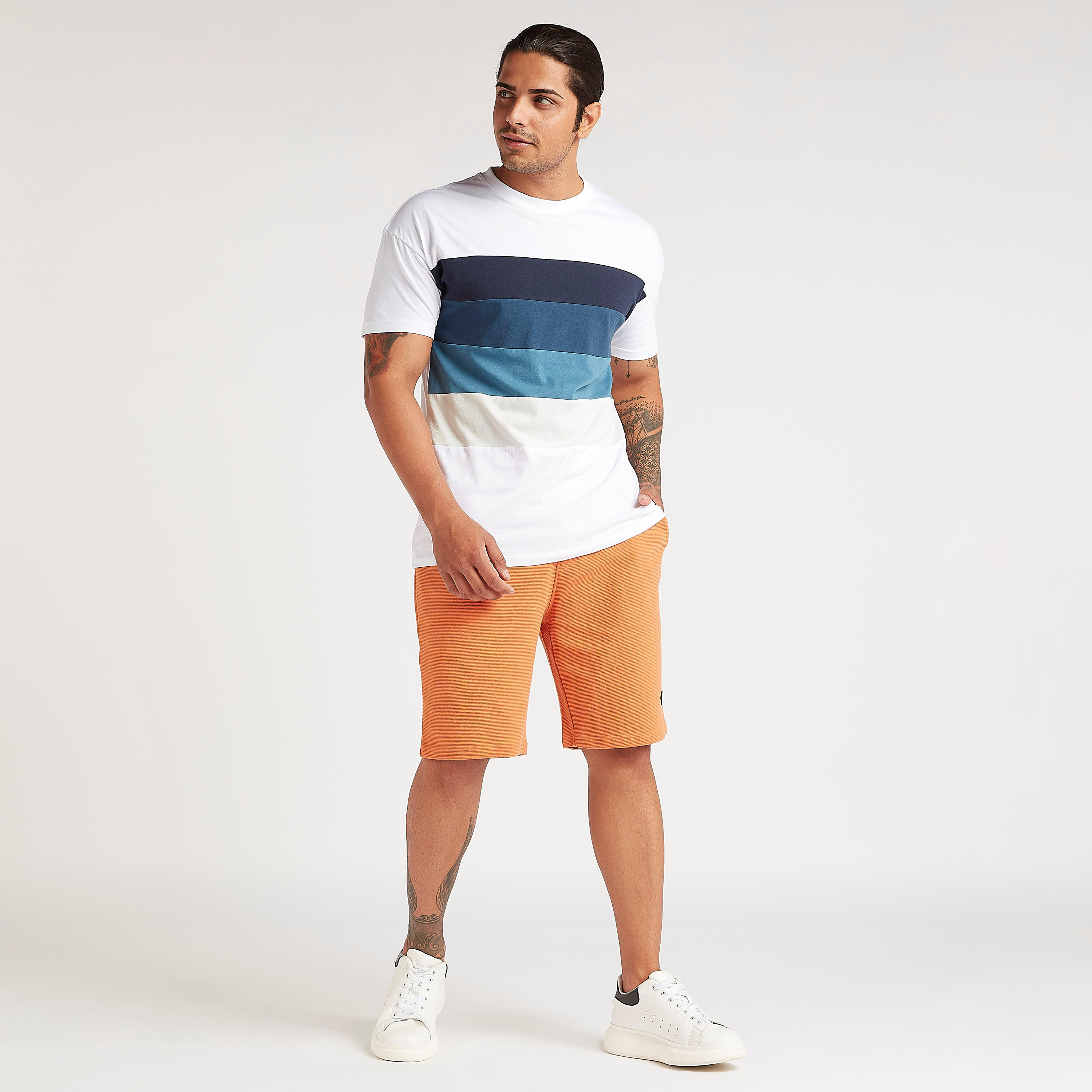 تيشيرت بياقة ضيّقة وتصاميم مغايرة من لي كوبر-men-clothing-tshirtsandpolos-tshirts-image-2