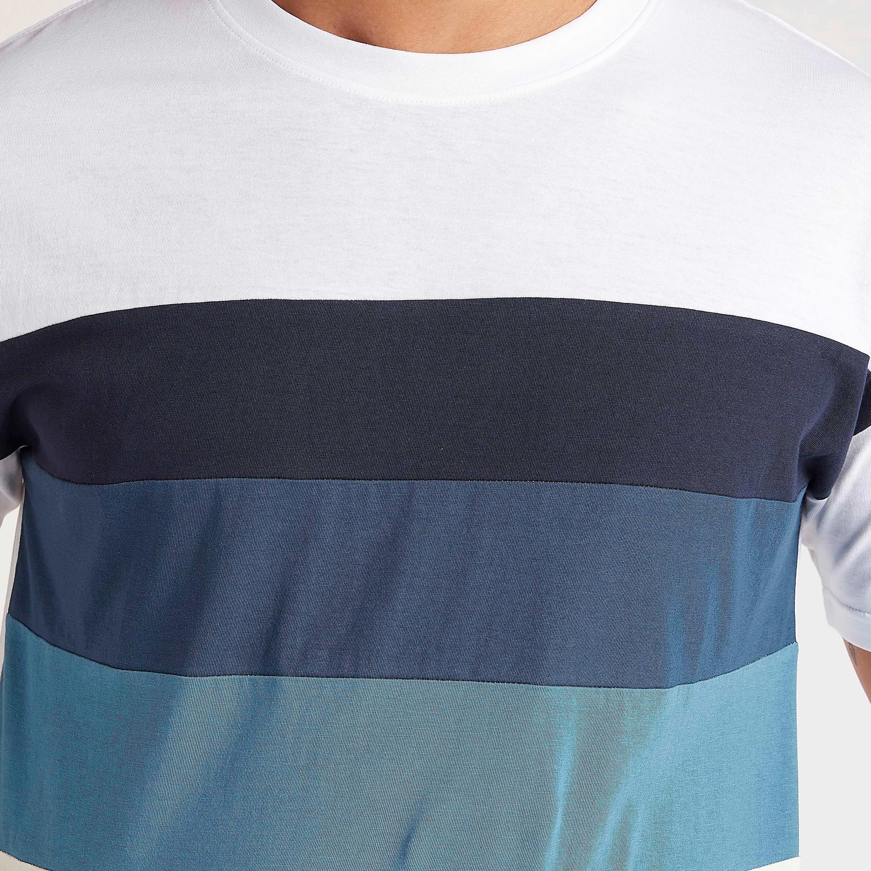 تيشيرت بياقة ضيّقة وتصاميم مغايرة من لي كوبر-men-clothing-tshirtsandpolos-tshirts-image-3