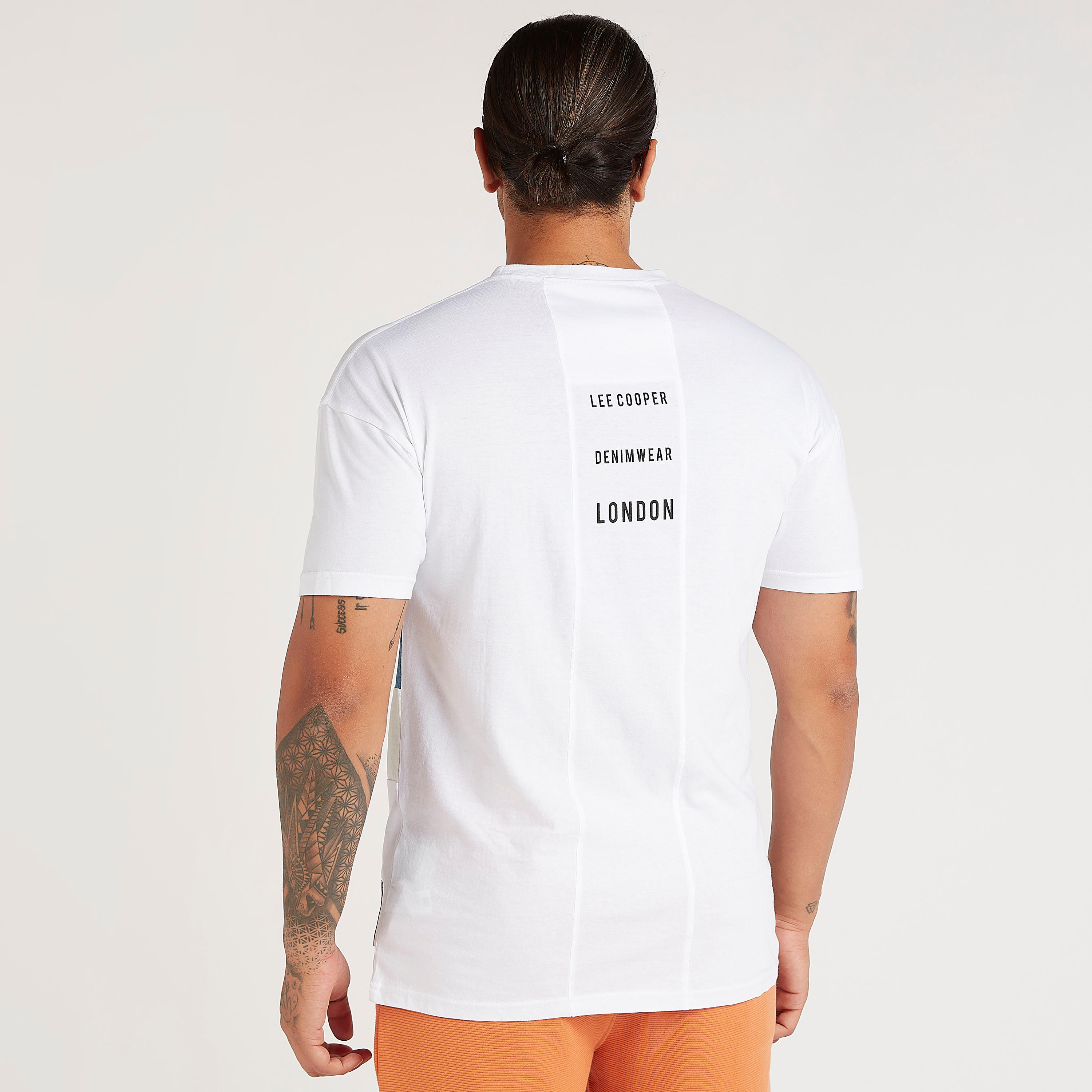 تيشيرت بياقة ضيّقة وتصاميم مغايرة من لي كوبر-men-clothing-tshirtsandpolos-tshirts-image-4