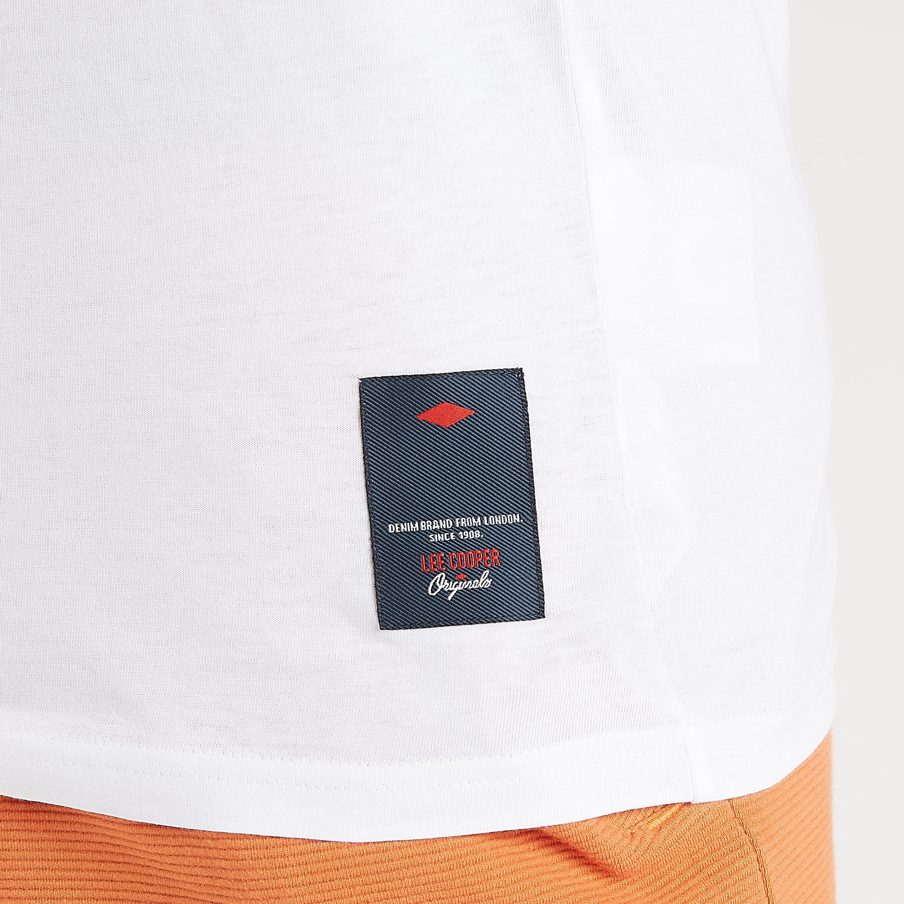 تيشيرت بياقة ضيّقة وتصاميم مغايرة من لي كوبر-men-clothing-tshirtsandpolos-tshirts-image-5