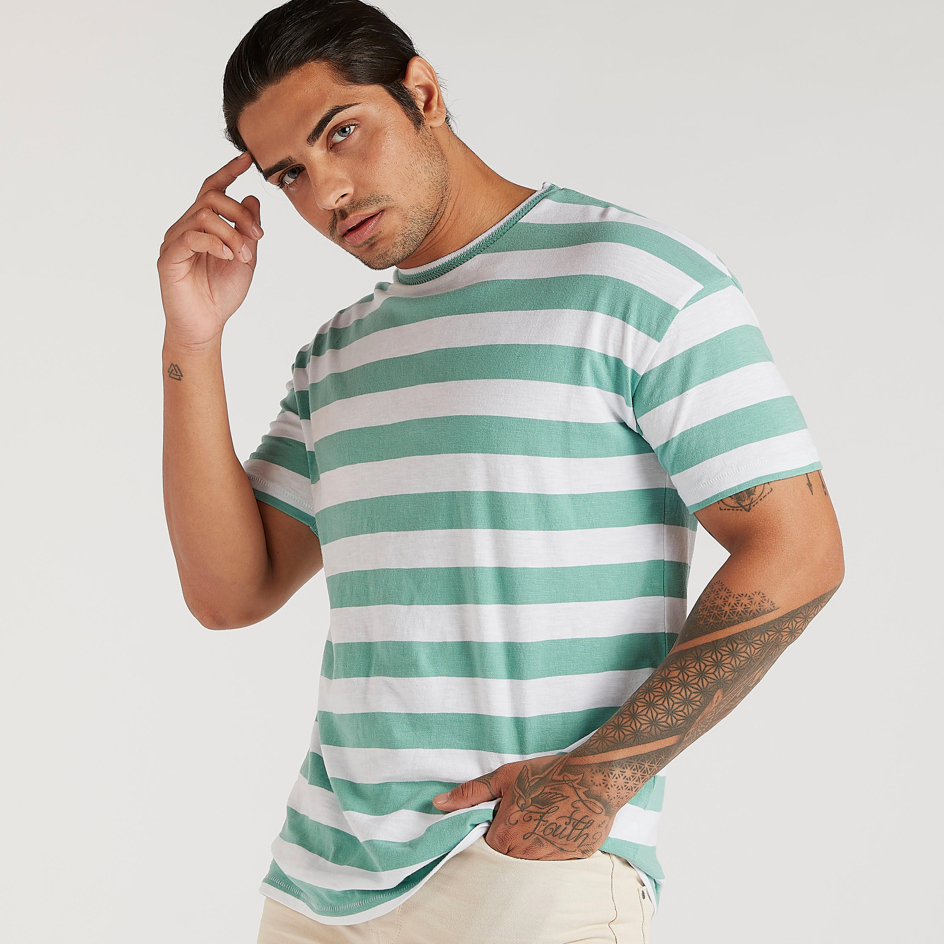 تيشيرت مخطّط بياقة ضيّقة وأكمام قصيرة من لي كوبر-men-clothing-tshirtsandpolos-tshirts-image-1