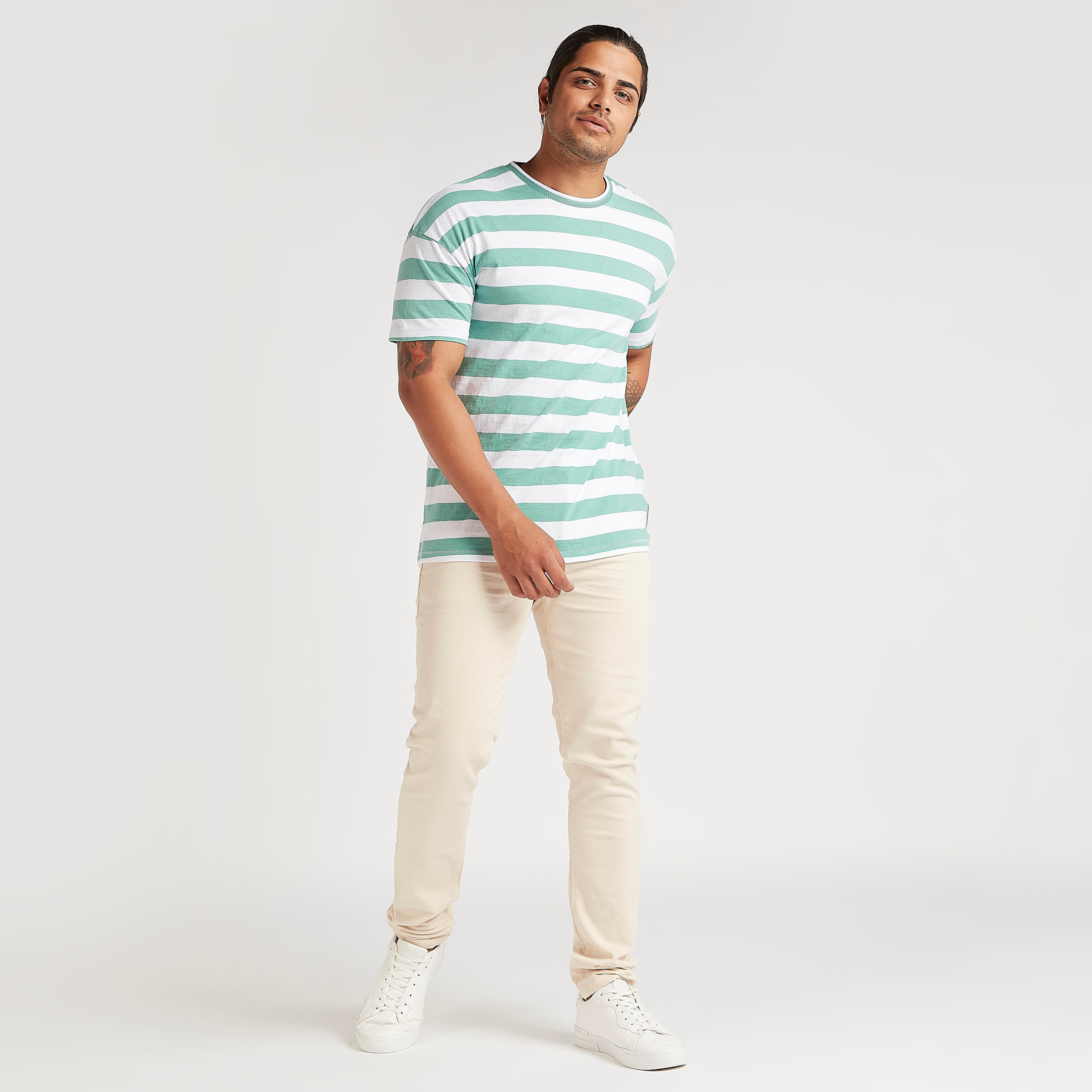 تيشيرت مخطّط بياقة ضيّقة وأكمام قصيرة من لي كوبر-men-clothing-tshirtsandpolos-tshirts-image-2