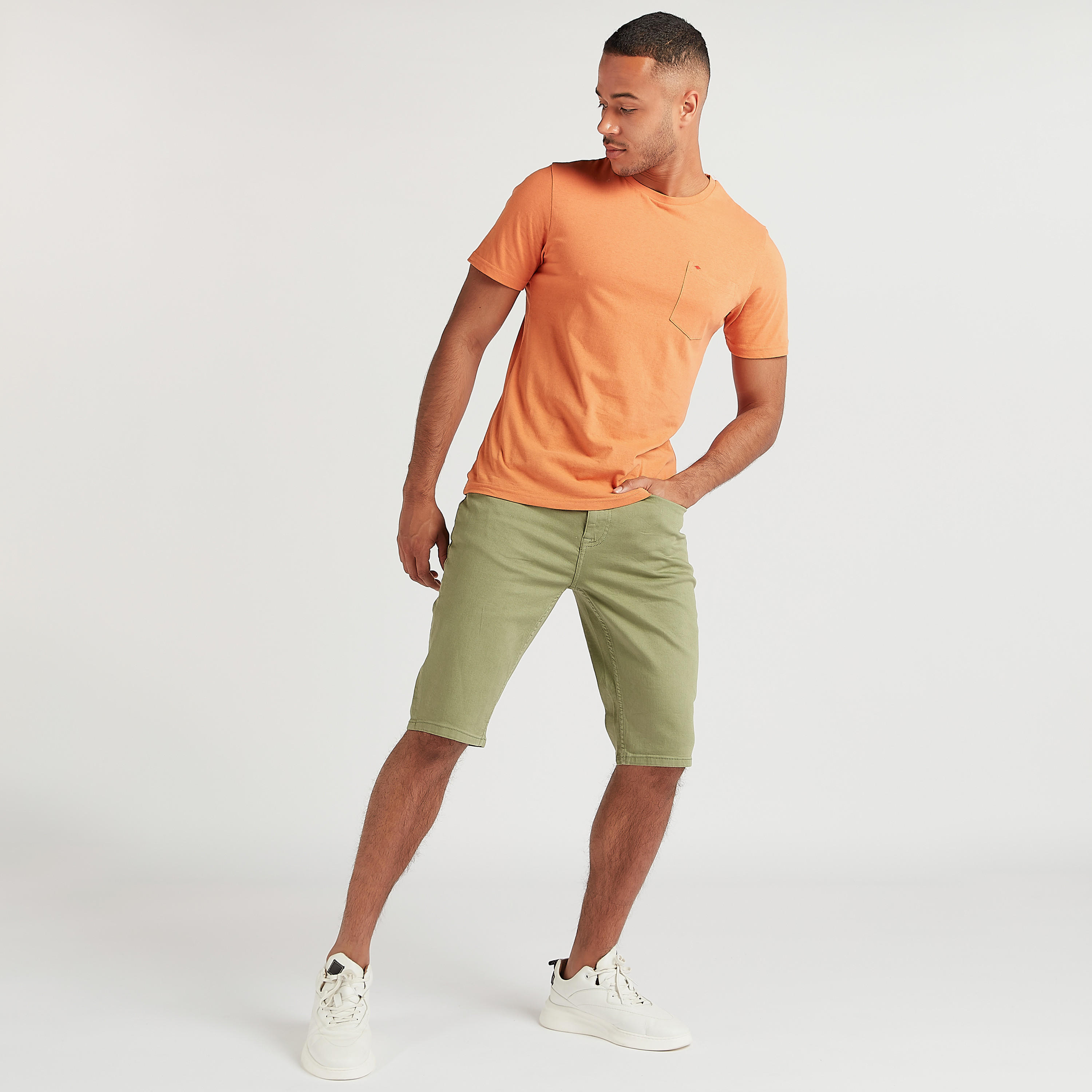 شورت دنيم سادة بخصر متوسّط الارتفاع وجيوب من لي كوبر-men-clothing-bottoms-shorts-image-4