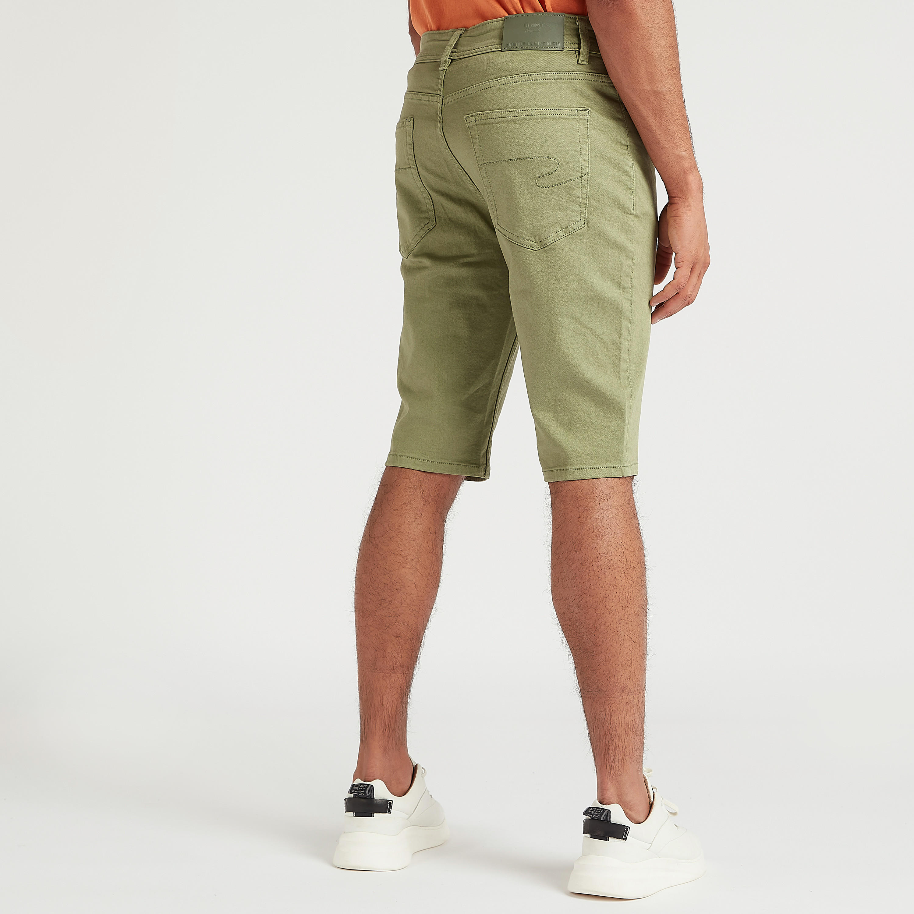 شورت دنيم سادة بخصر متوسّط الارتفاع وجيوب من لي كوبر-men-clothing-bottoms-shorts-image-2