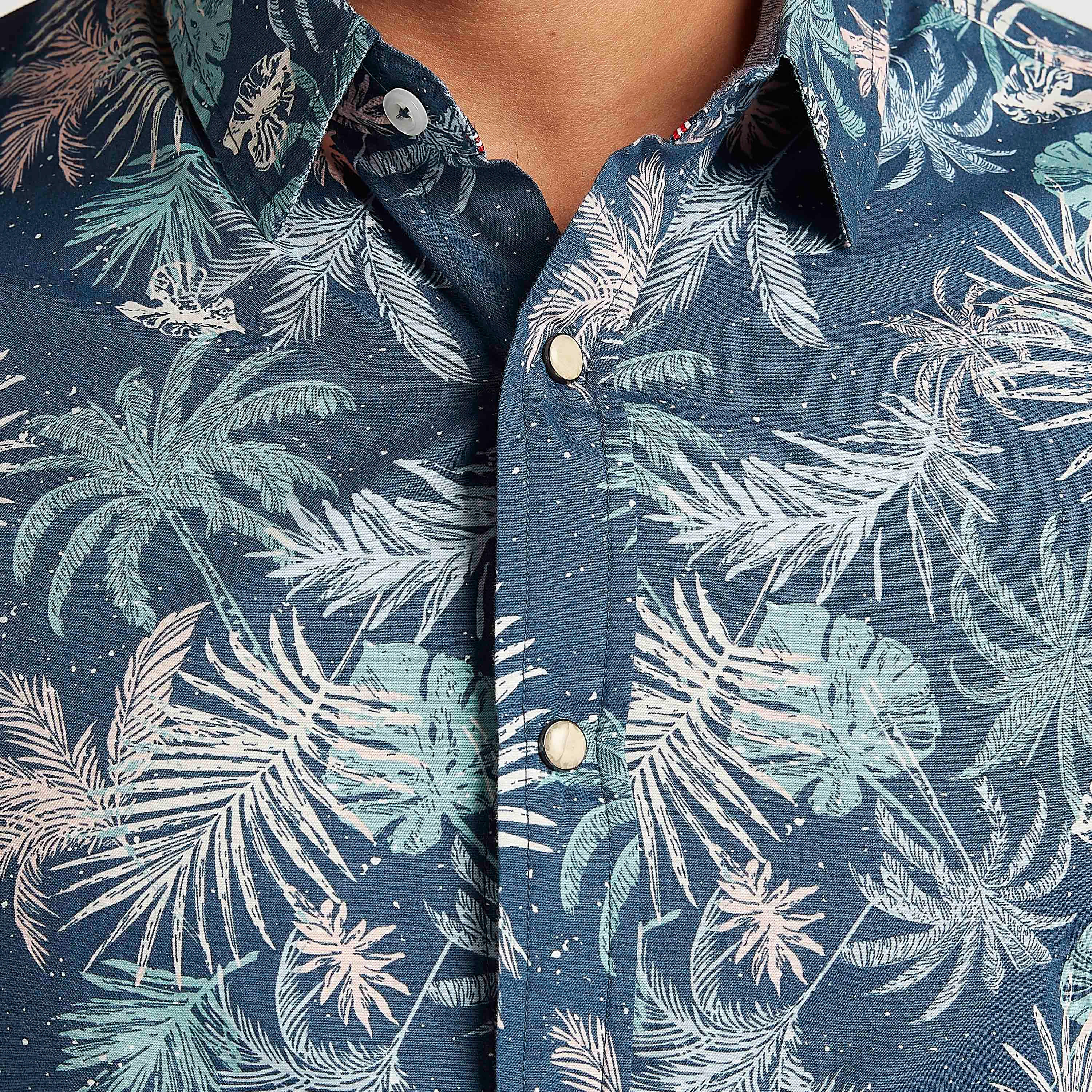 قميص بطبعات استوائية بأكمام قصيرة من لي كوبر-men-clothing-shirts-image-3
