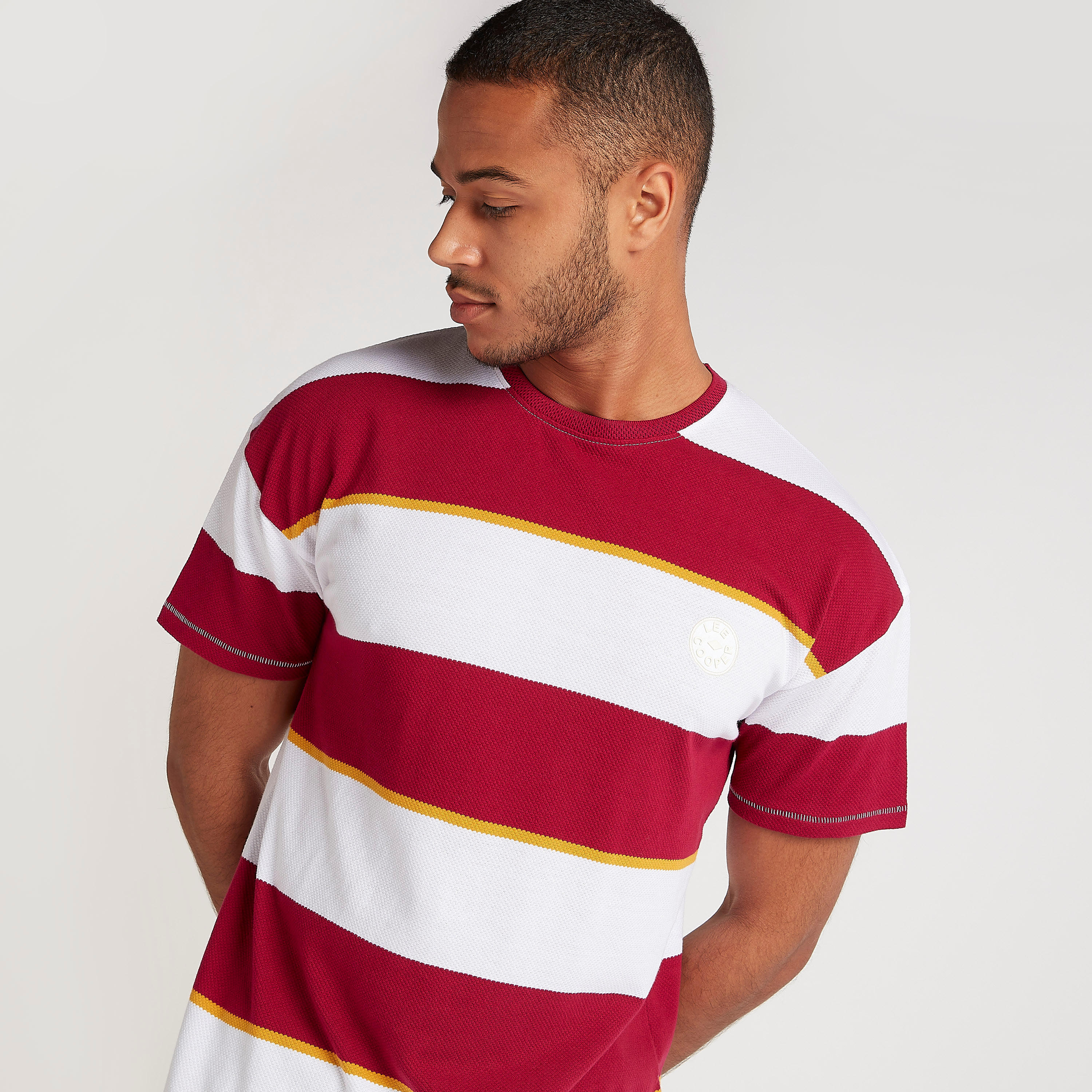تيشيرت مقلّم بياقة ضيّقة وأكمام قصيرة من لي كوبر-men-clothing-tshirtsandpolos-tshirts-image-5