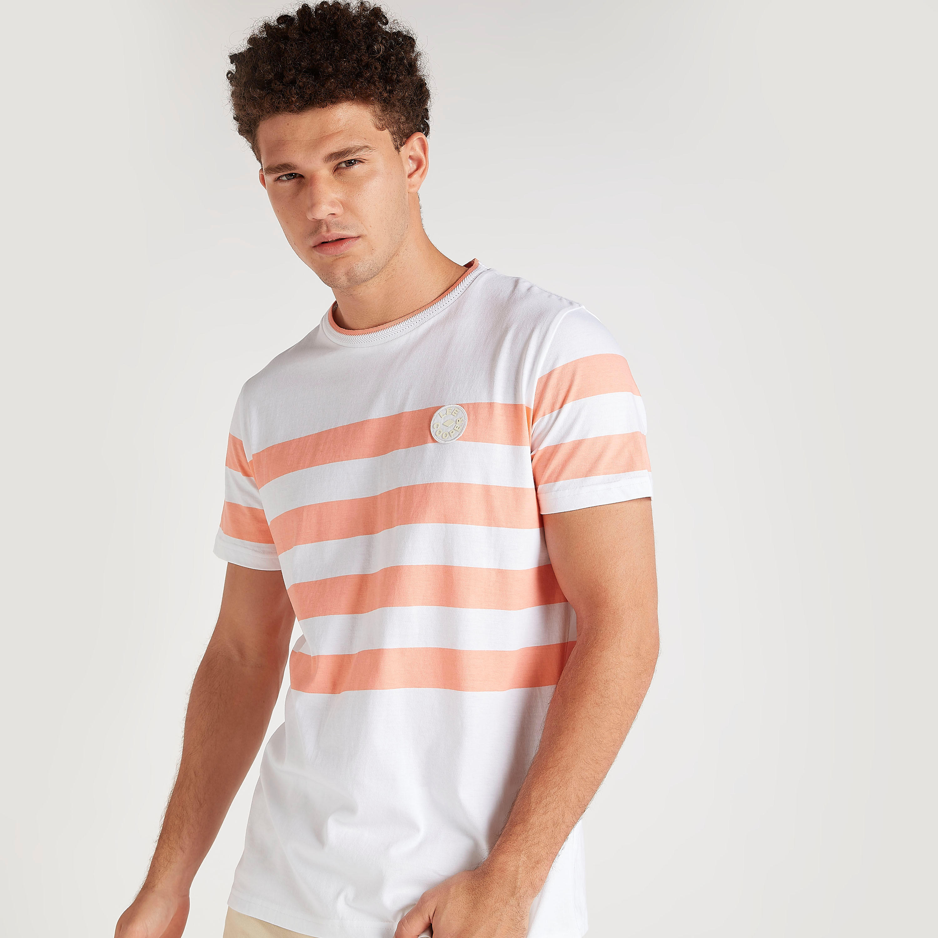تيشيرت مقلّم بياقة ضيّقة وأكمام قصيرة من لي كوبر-men-clothing-tshirtsandpolos-tshirts-image-1