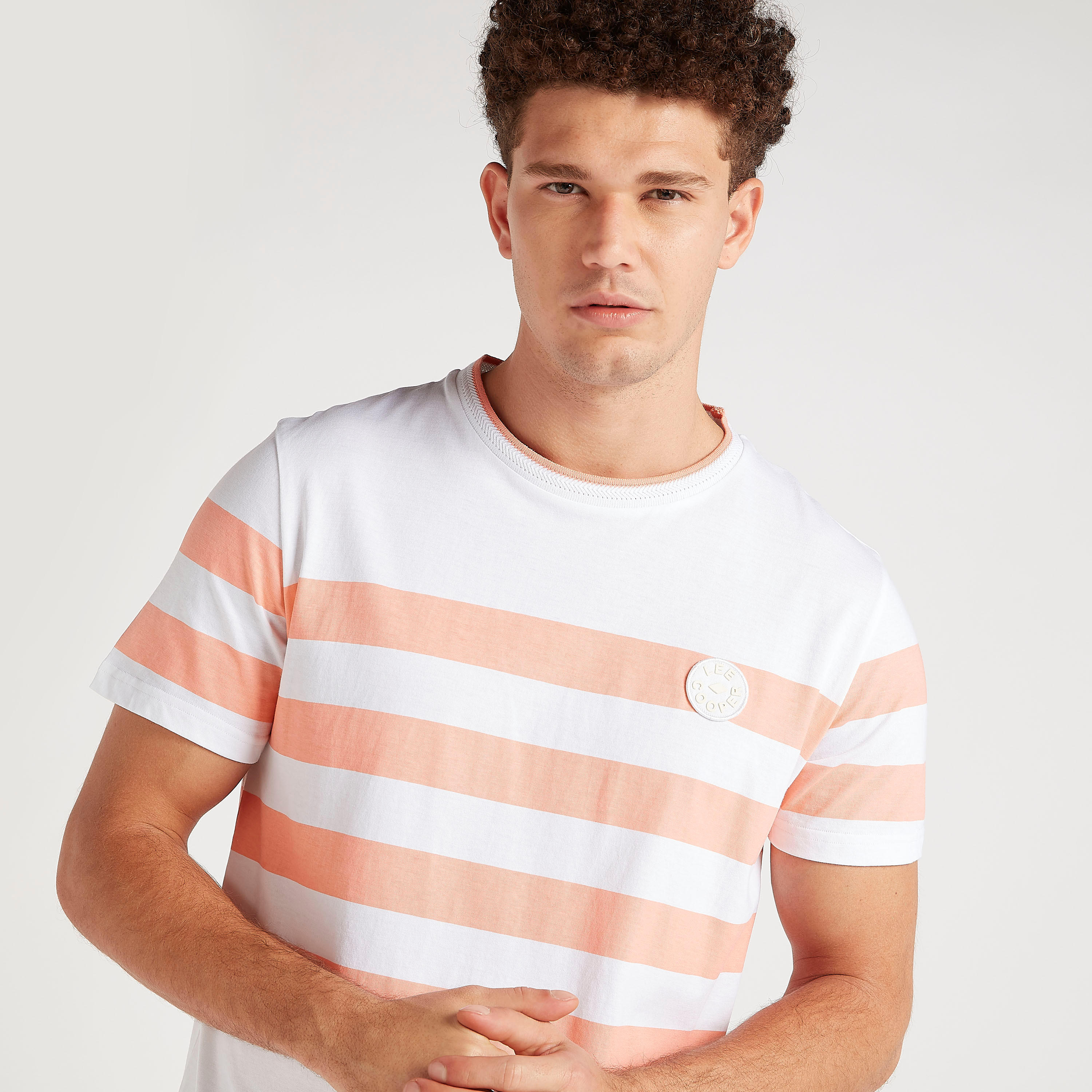 تيشيرت مقلّم بياقة ضيّقة وأكمام قصيرة من لي كوبر-men-clothing-tshirtsandpolos-tshirts-image-5