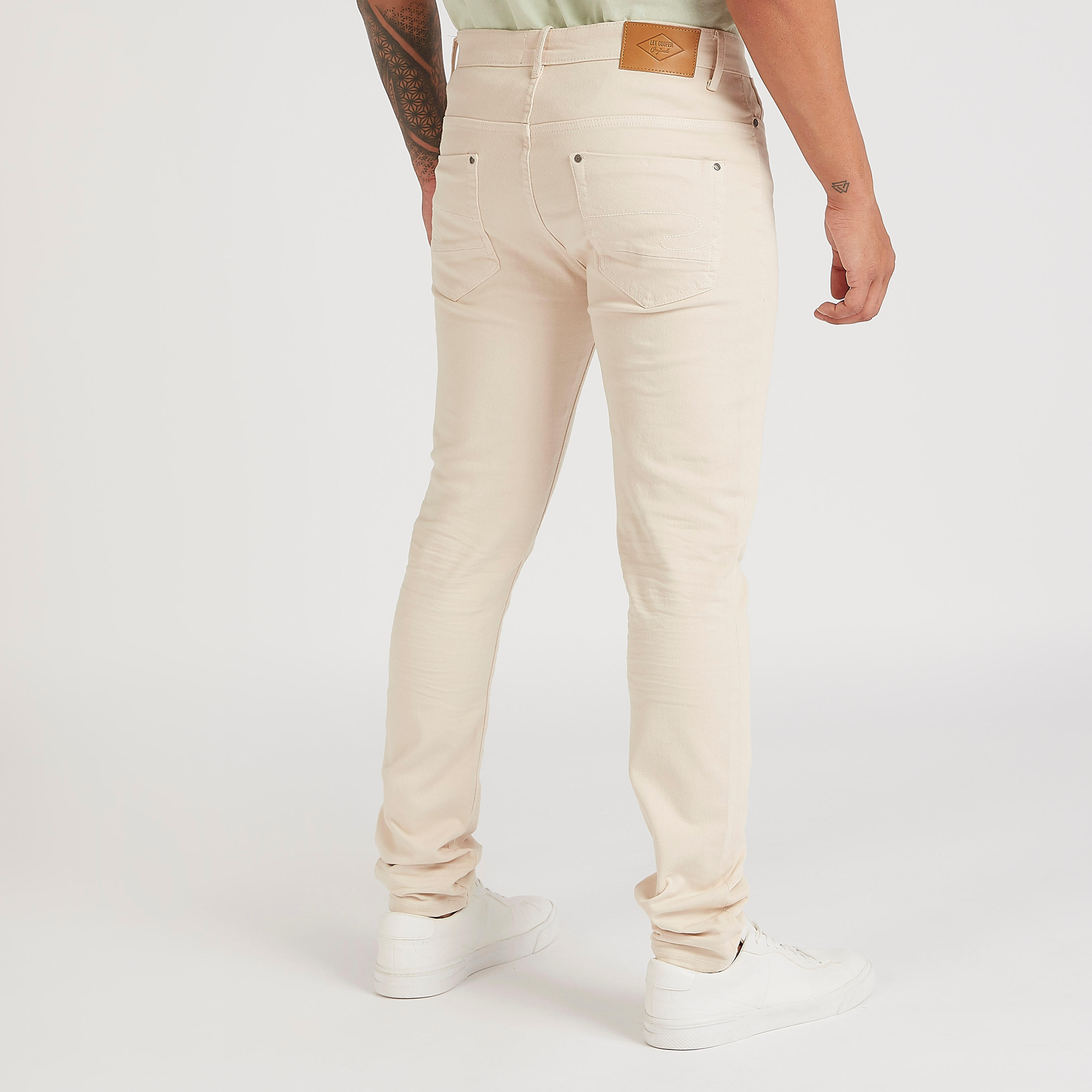 بنطلون جينز دنيم بقصّة سكيني وخصر متوسّط الارتفاع من لي كوبر-men-clothing-bottoms-jeans-image-4