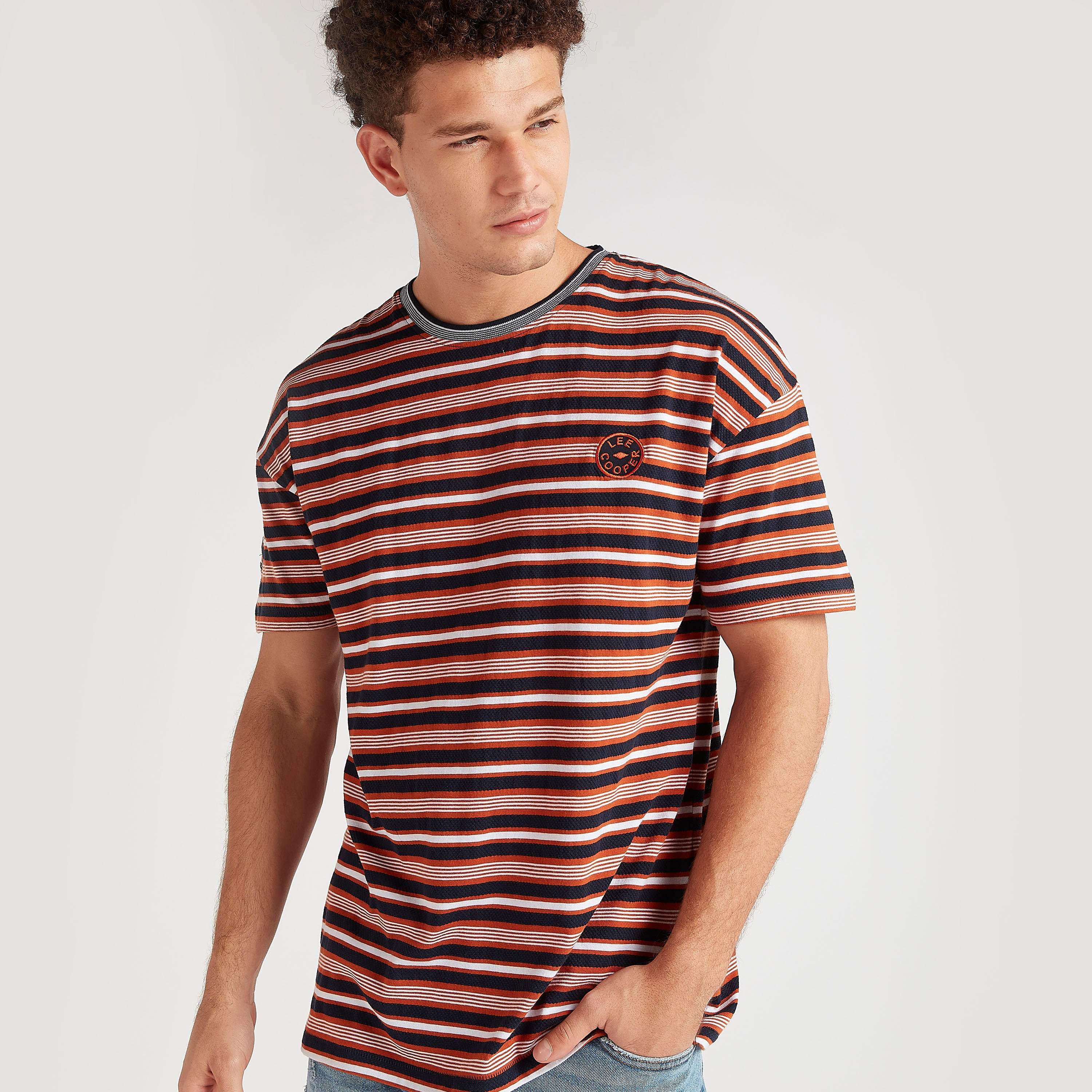 تيشيرت مقلّم بياقة ضيّقة وأكمام قصيرة من لي كوبر-men-clothing-tshirtsandpolos-tshirts-image-1