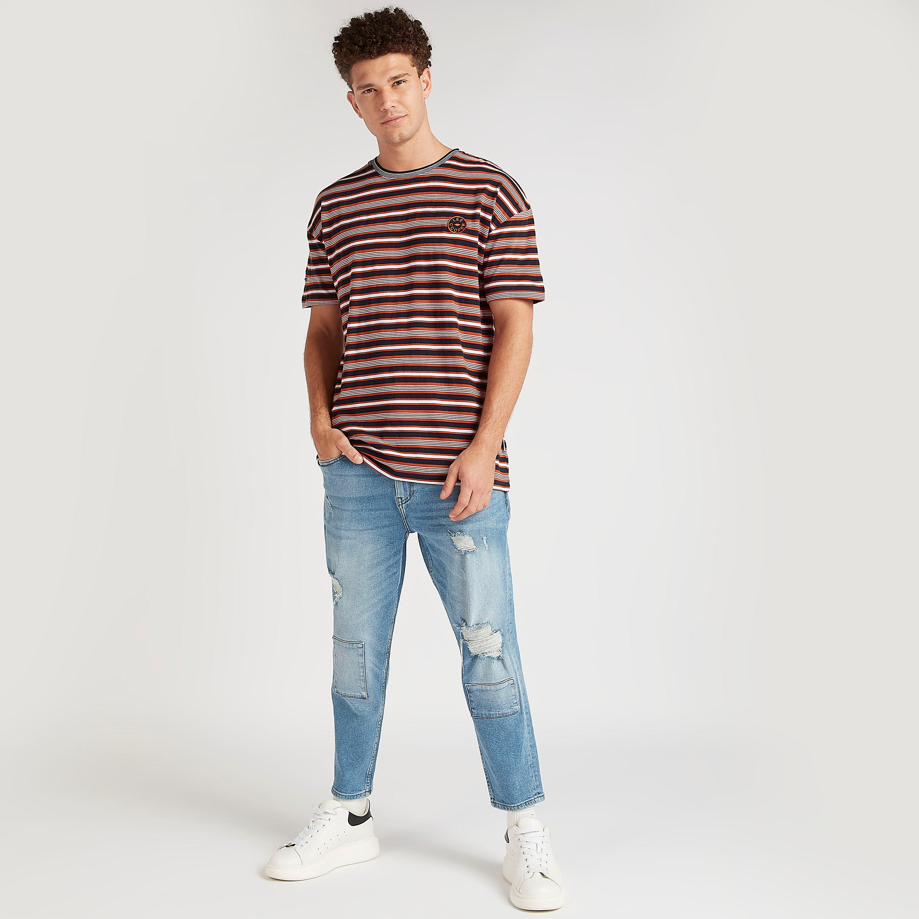 تيشيرت مقلّم بياقة ضيّقة وأكمام قصيرة من لي كوبر-men-clothing-tshirtsandpolos-tshirts-image-2