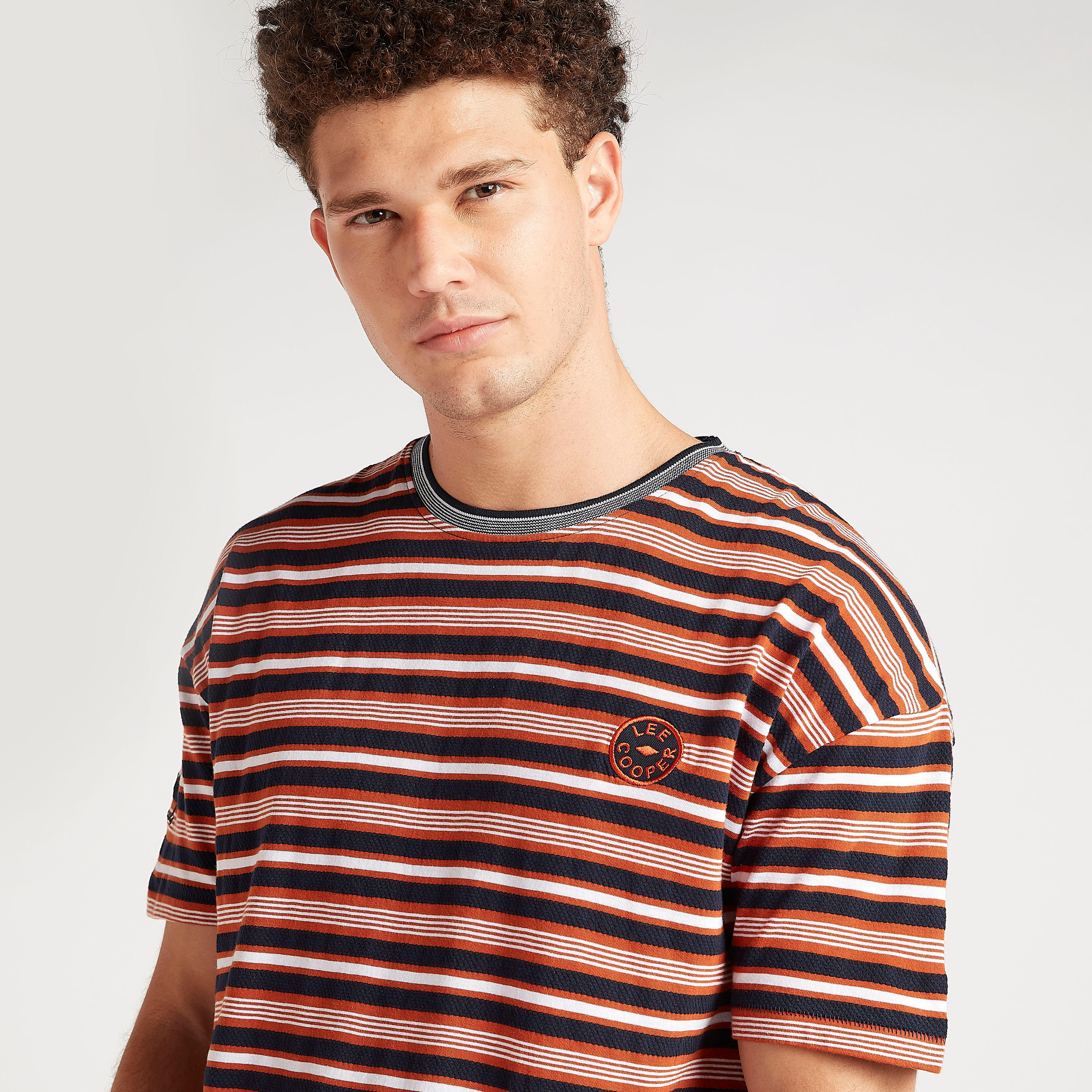 تيشيرت مقلّم بياقة ضيّقة وأكمام قصيرة من لي كوبر-men-clothing-tshirtsandpolos-tshirts-image-3