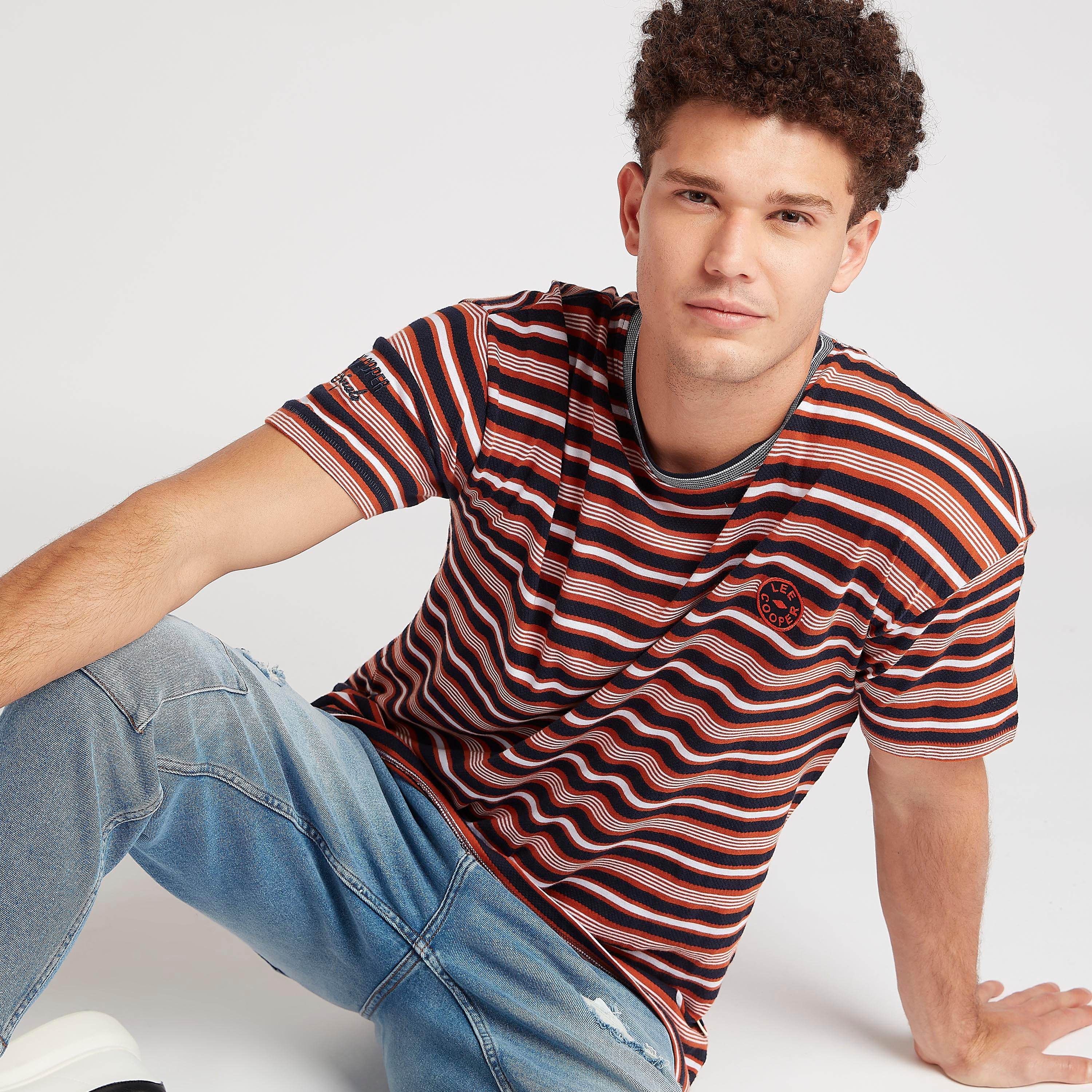 تيشيرت مقلّم بياقة ضيّقة وأكمام قصيرة من لي كوبر-men-clothing-tshirtsandpolos-tshirts-image-5