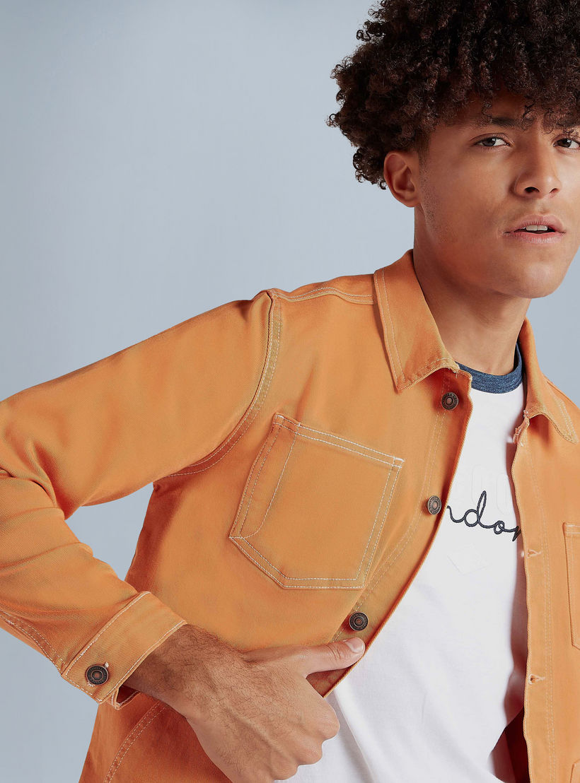 جاكيت دينم بقبّعة وأكمام طويلة من لي كوبر-men-clothing-jacketsandblazers-jackets-image-1