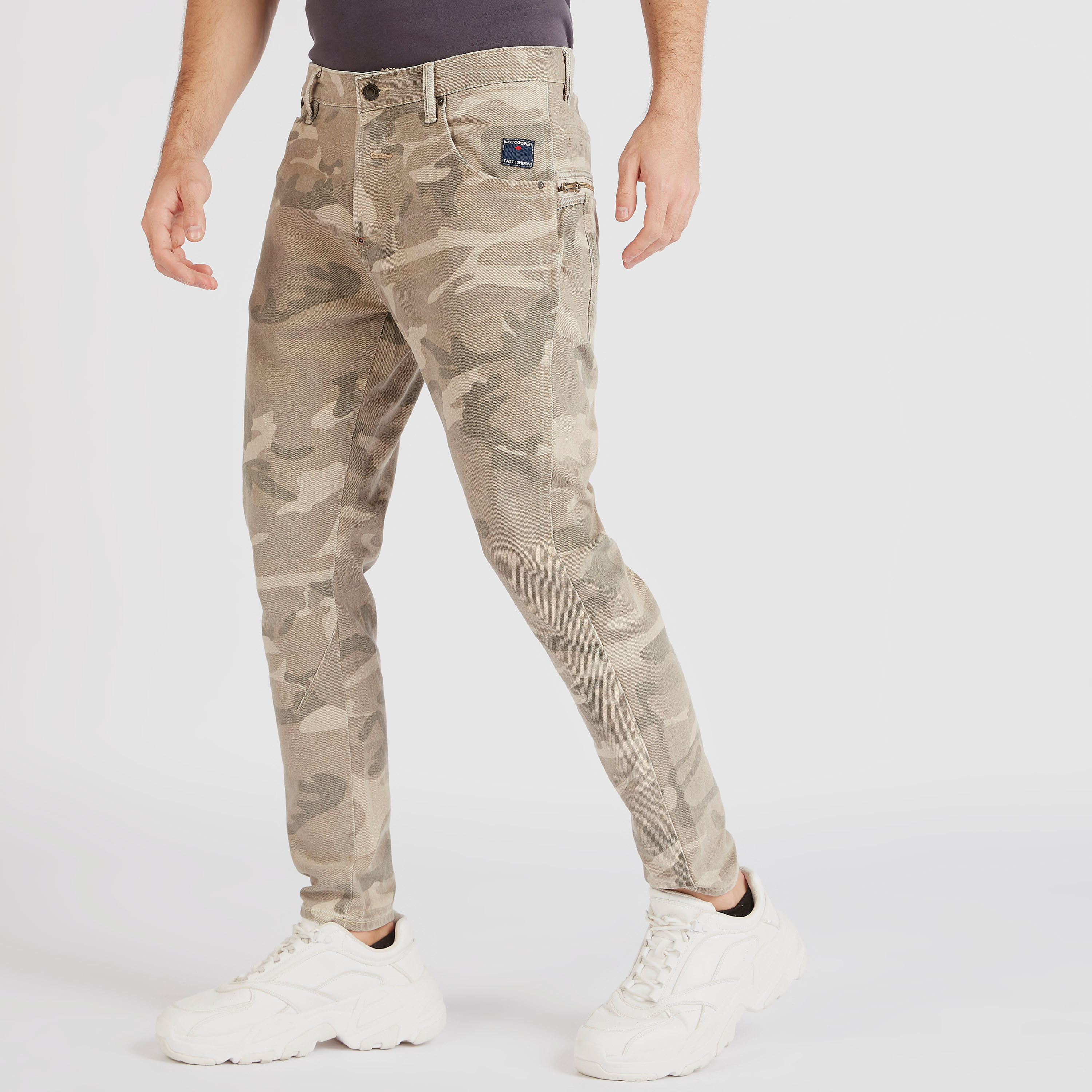 بنطلون دنيم بخصر متوسط الارتفاع وطبعات مموّهة من لي كوبر-men-clothing-bottoms-trousersandchinos-trousers-image-1