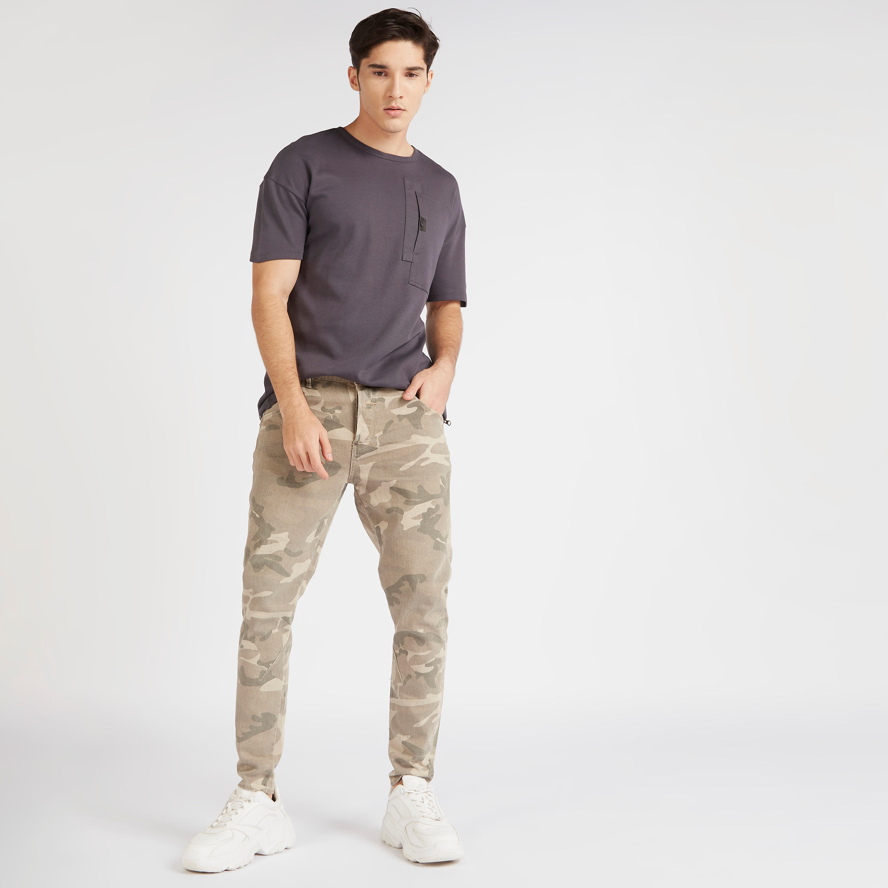بنطلون دنيم بخصر متوسط الارتفاع وطبعات مموّهة من لي كوبر-men-clothing-bottoms-trousersandchinos-trousers-image-2