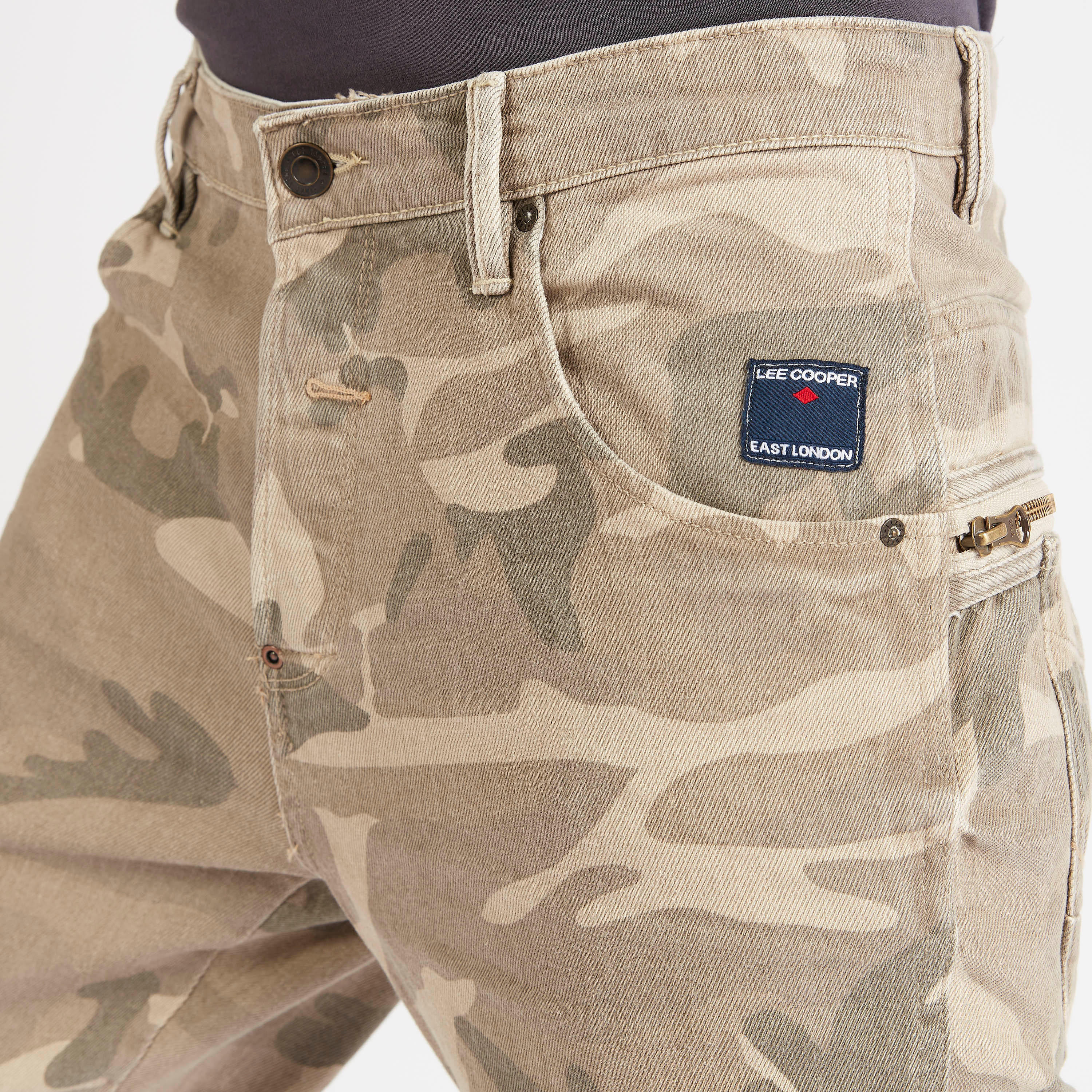 بنطلون دنيم بخصر متوسط الارتفاع وطبعات مموّهة من لي كوبر-men-clothing-bottoms-trousersandchinos-trousers-image-3