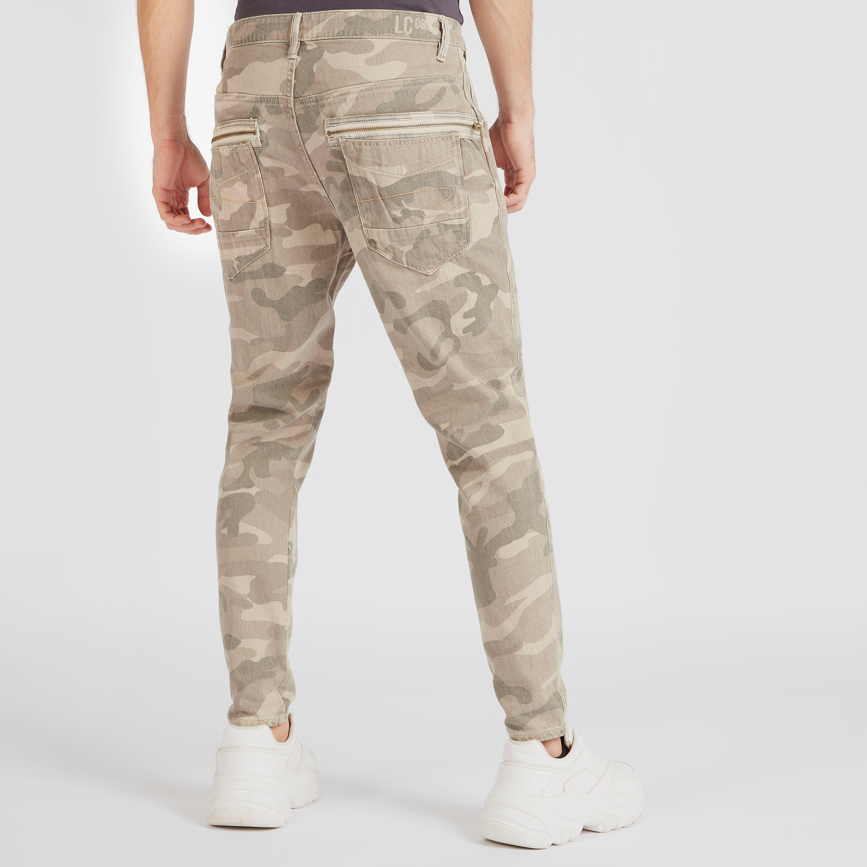 بنطلون دنيم بخصر متوسط الارتفاع وطبعات مموّهة من لي كوبر-men-clothing-bottoms-trousersandchinos-trousers-image-4