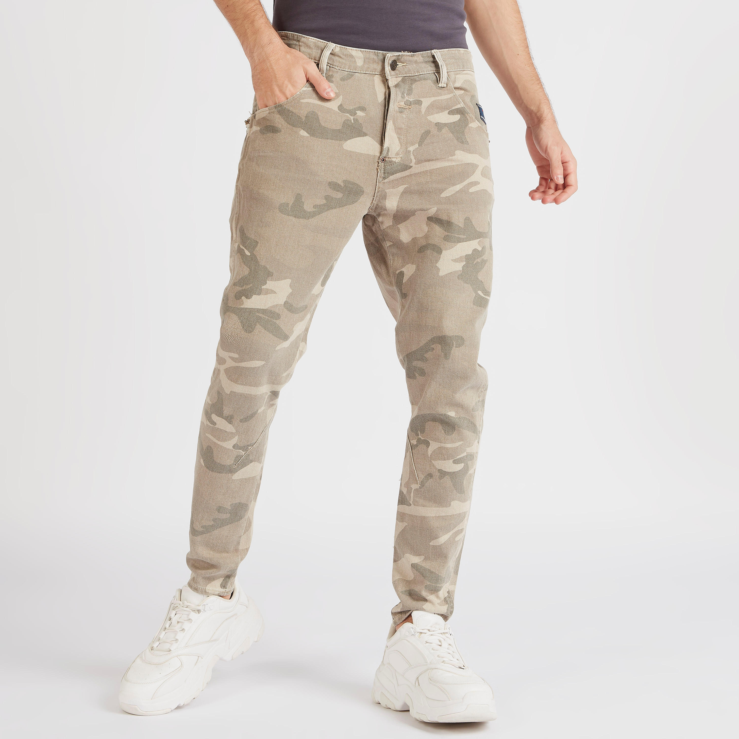بنطلون دنيم بخصر متوسط الارتفاع وطبعات مموّهة من لي كوبر-men-clothing-bottoms-trousersandchinos-trousers-image-6