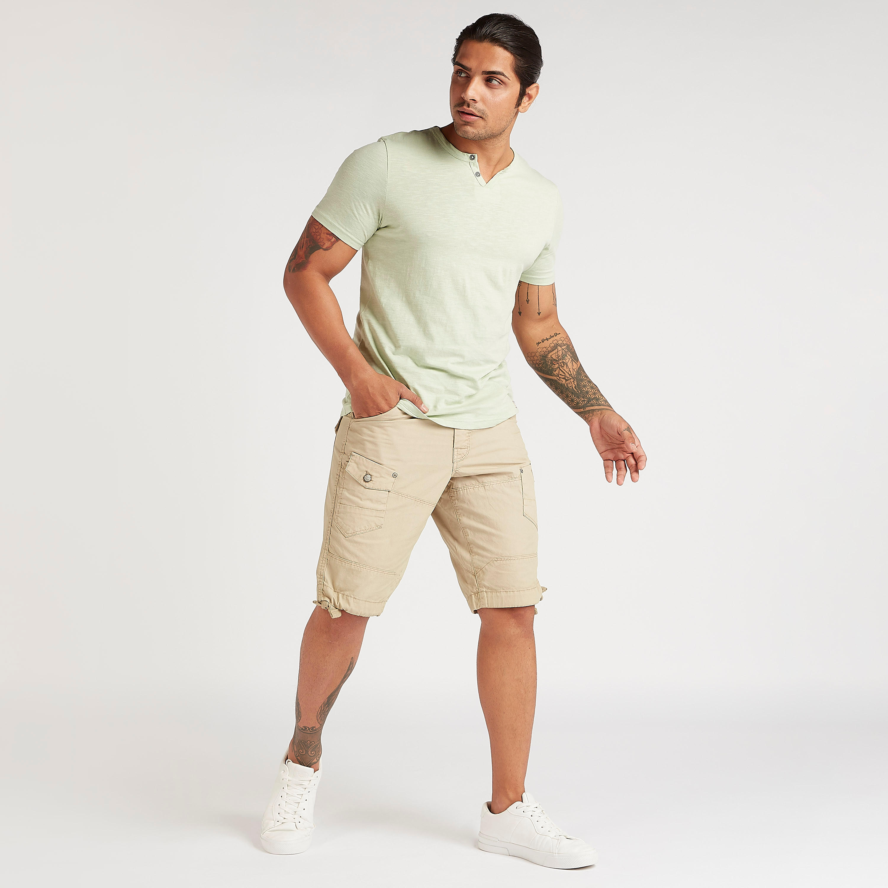 بنطلون كارجو سادة بزر إغلاق مع خصر متوسّط الارتفاع-men-clothing-bottoms-shorts-image-2