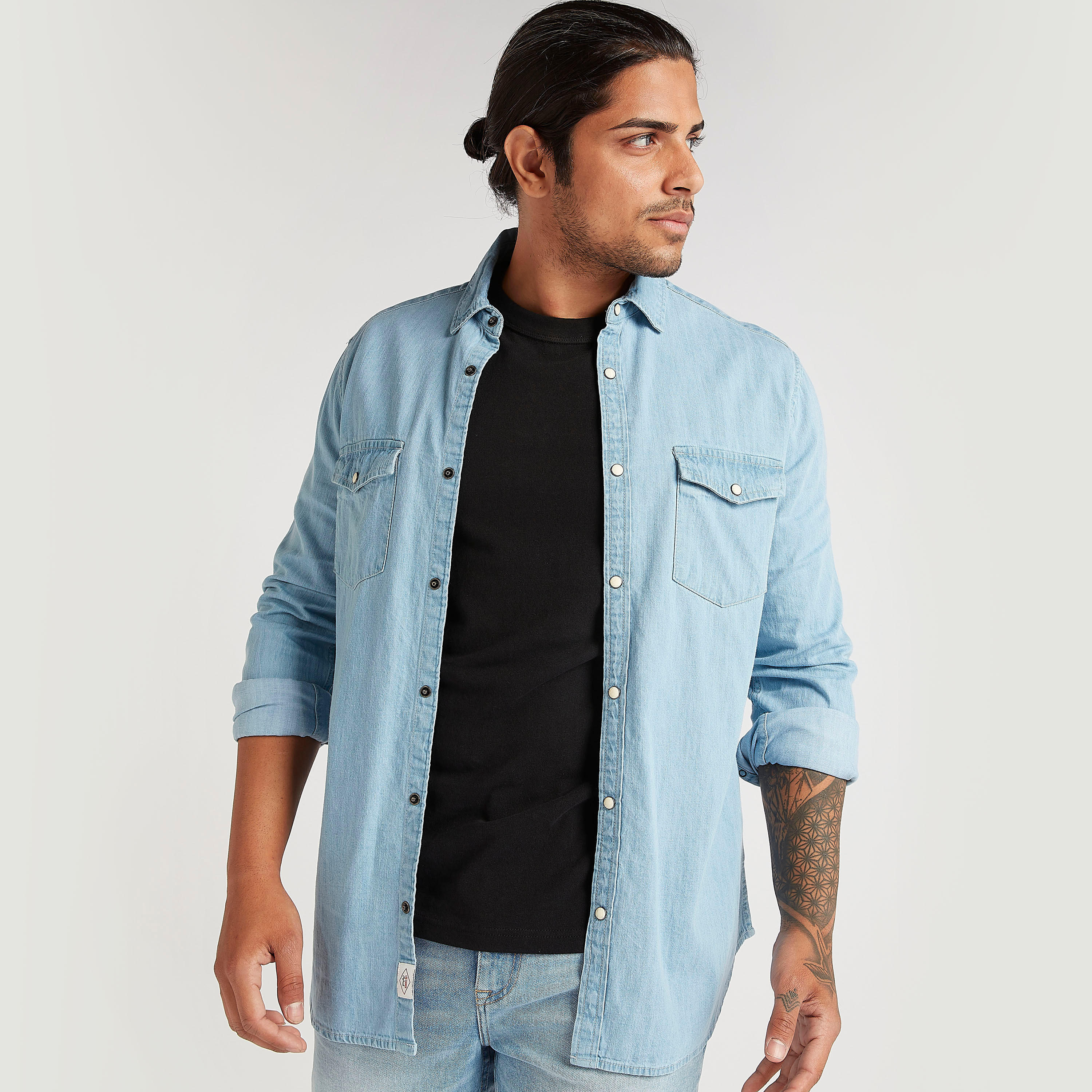 قميص دنيم سادة بأكمام طويلة وجيوب من لي كوبر-men-clothing-shirts-image-1