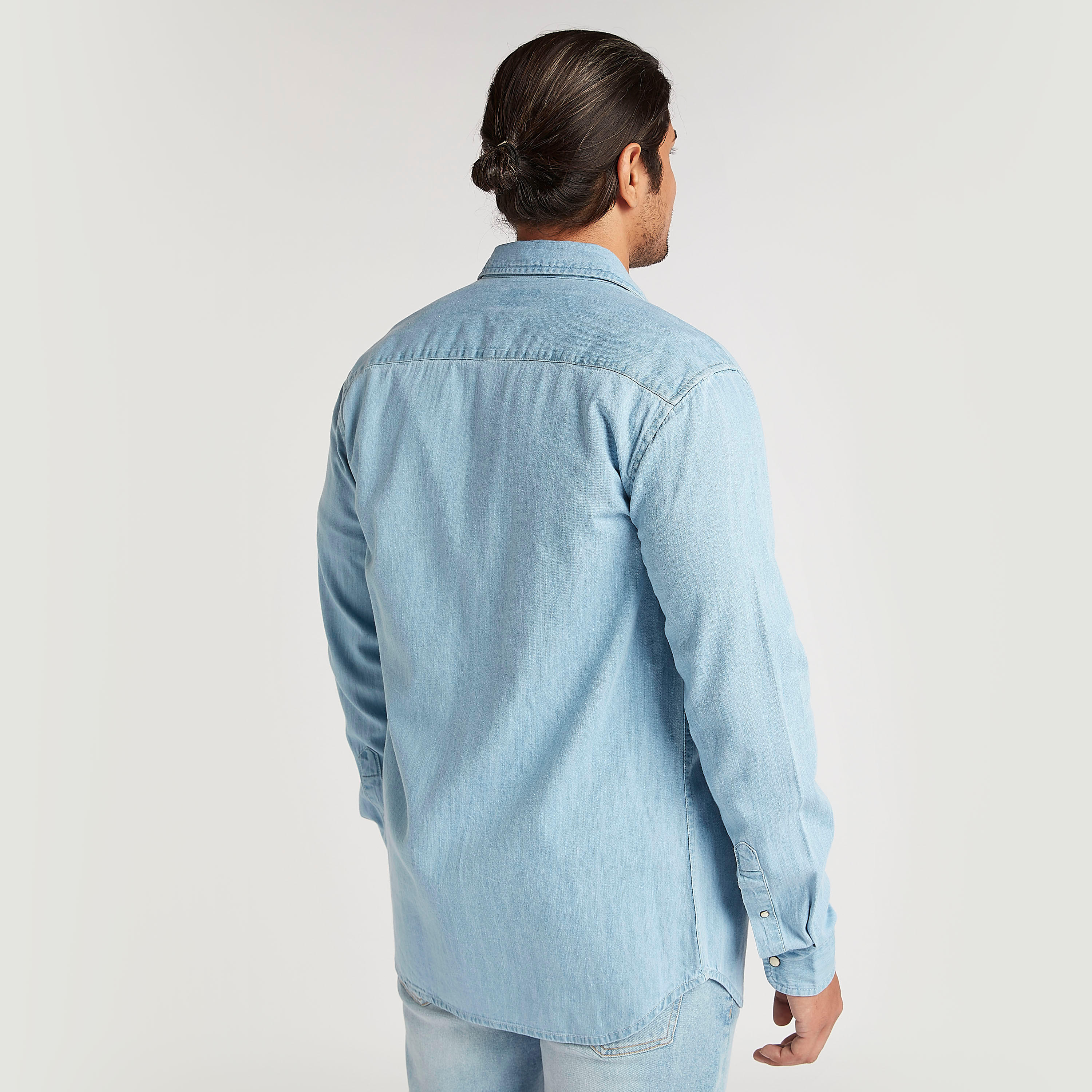 قميص دنيم سادة بأكمام طويلة وجيوب من لي كوبر-men-clothing-shirts-image-4