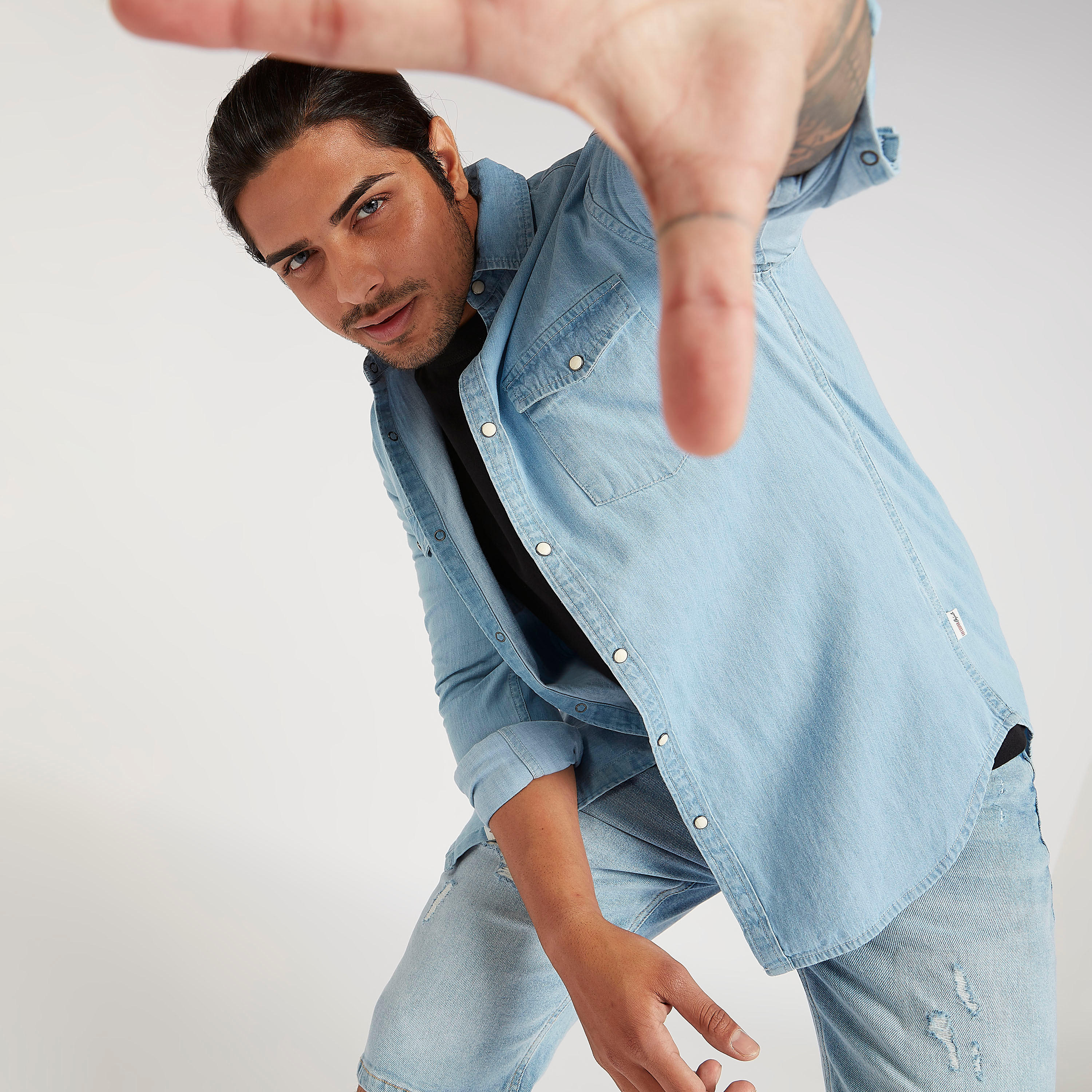 قميص دنيم سادة بأكمام طويلة وجيوب من لي كوبر-men-clothing-shirts-image-5