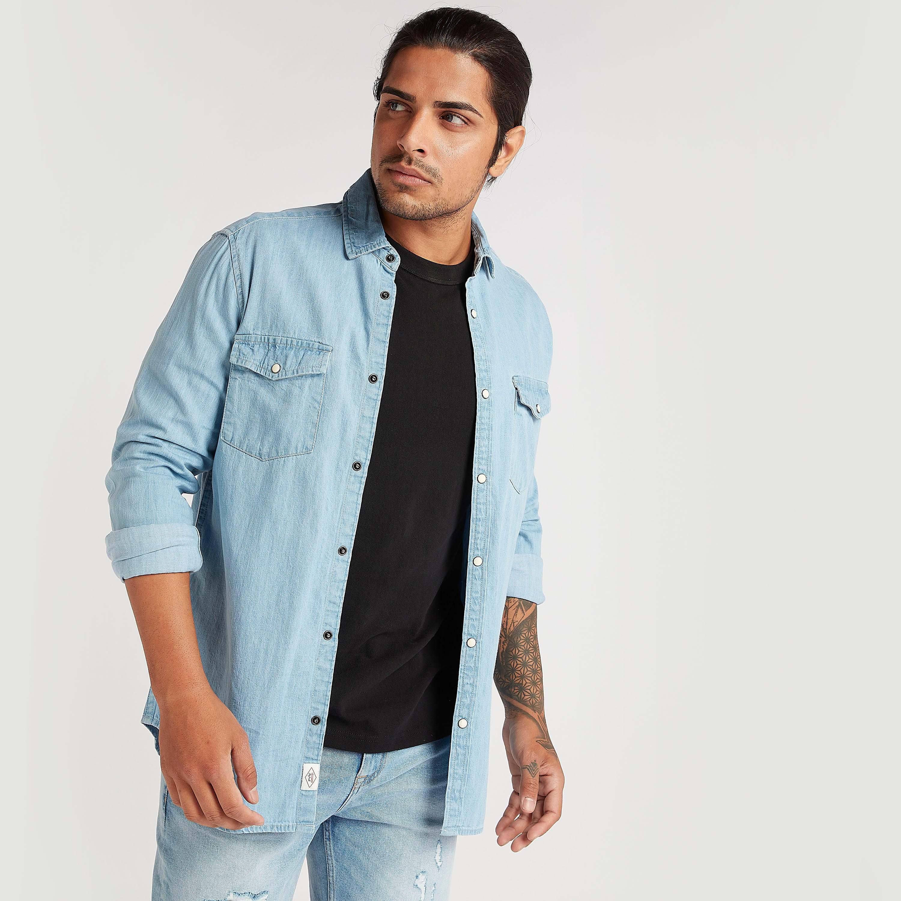 قميص دنيم سادة بأكمام طويلة وجيوب من لي كوبر-men-clothing-shirts-image-6