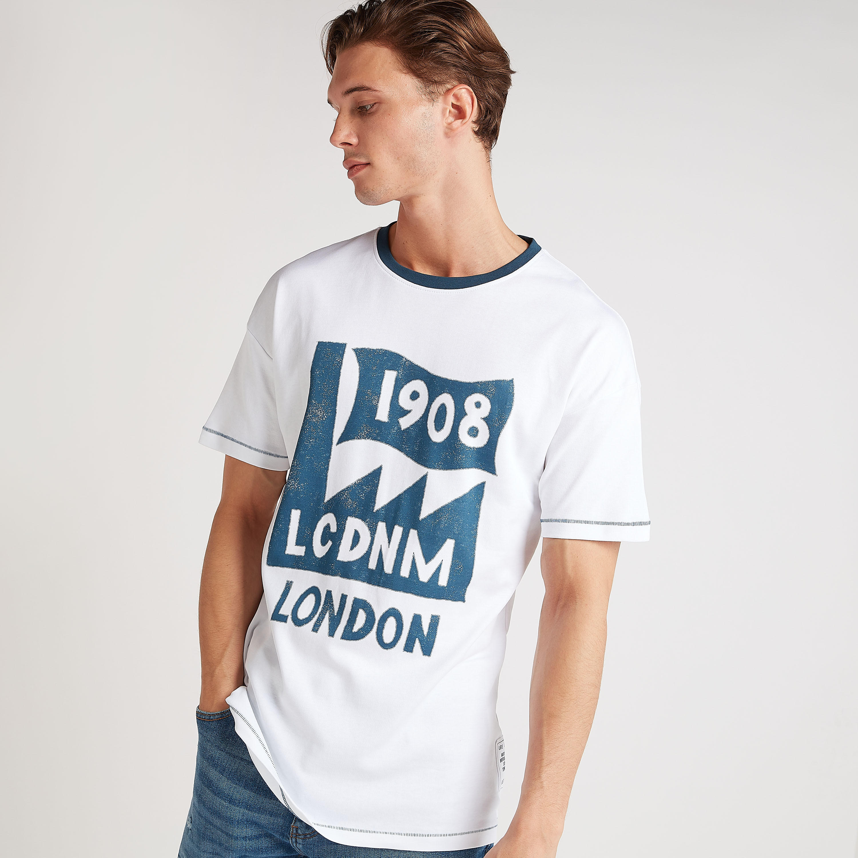 تيشيرت واسع بياقة ضيّقة وأكمام قصيرة وطبعات من لي كوبر-men-clothing-tshirtsandpolos-tshirts-image-5