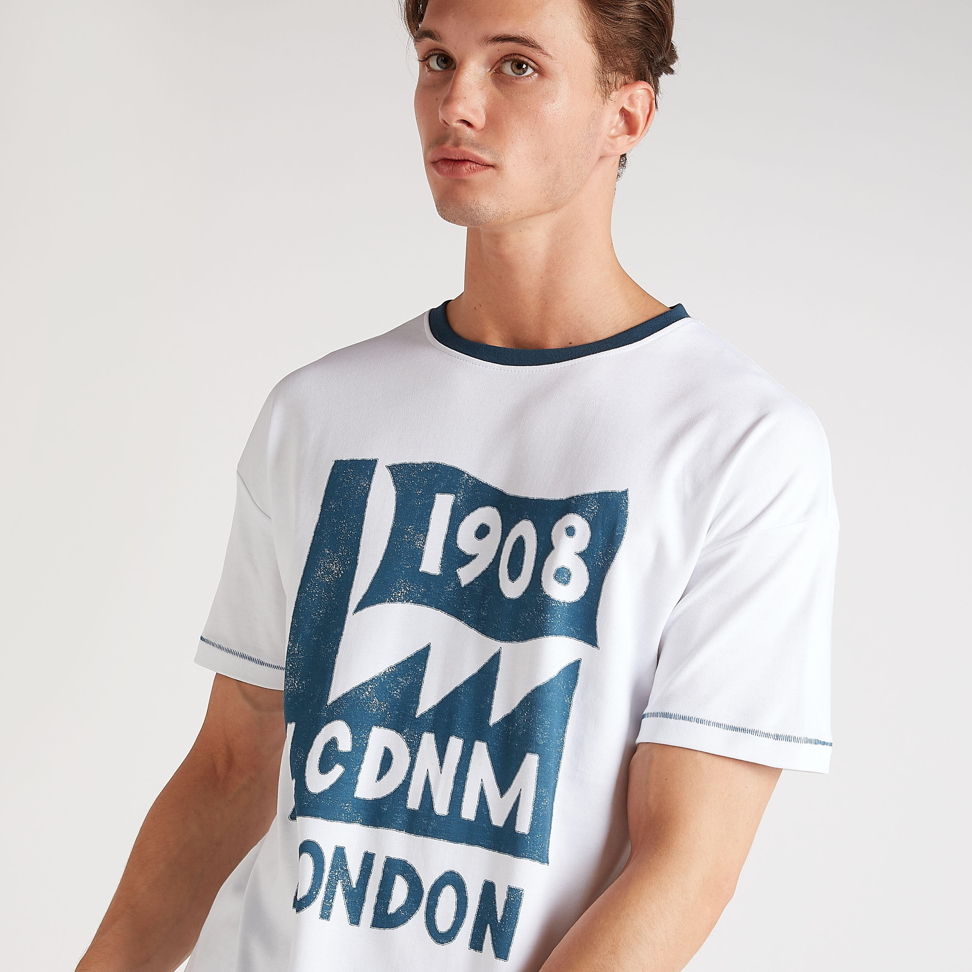 تيشيرت واسع بياقة ضيّقة وأكمام قصيرة وطبعات من لي كوبر-men-clothing-tshirtsandpolos-tshirts-image-3