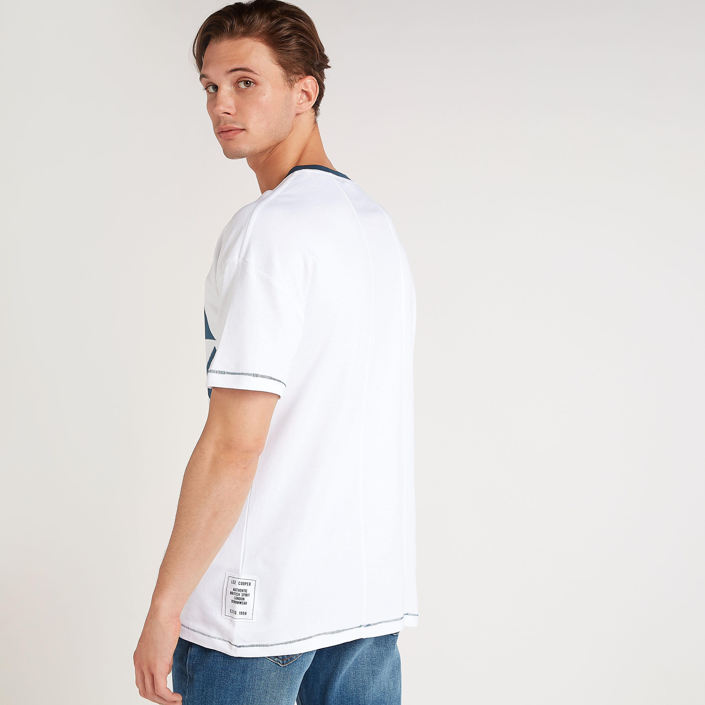 تيشيرت واسع بياقة ضيّقة وأكمام قصيرة وطبعات من لي كوبر-men-clothing-tshirtsandpolos-tshirts-image-2