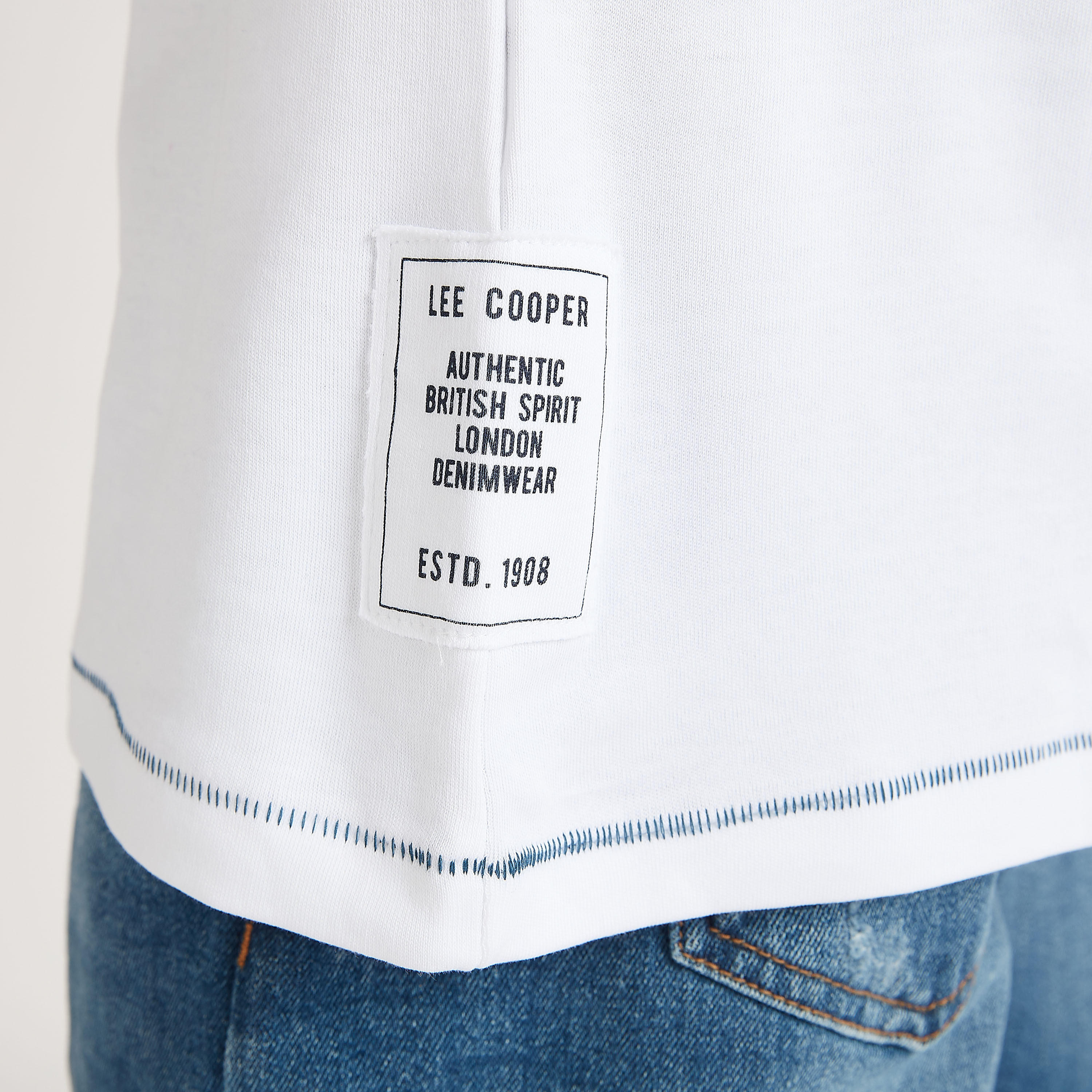 تيشيرت واسع بياقة ضيّقة وأكمام قصيرة وطبعات من لي كوبر-men-clothing-tshirtsandpolos-tshirts-image-1