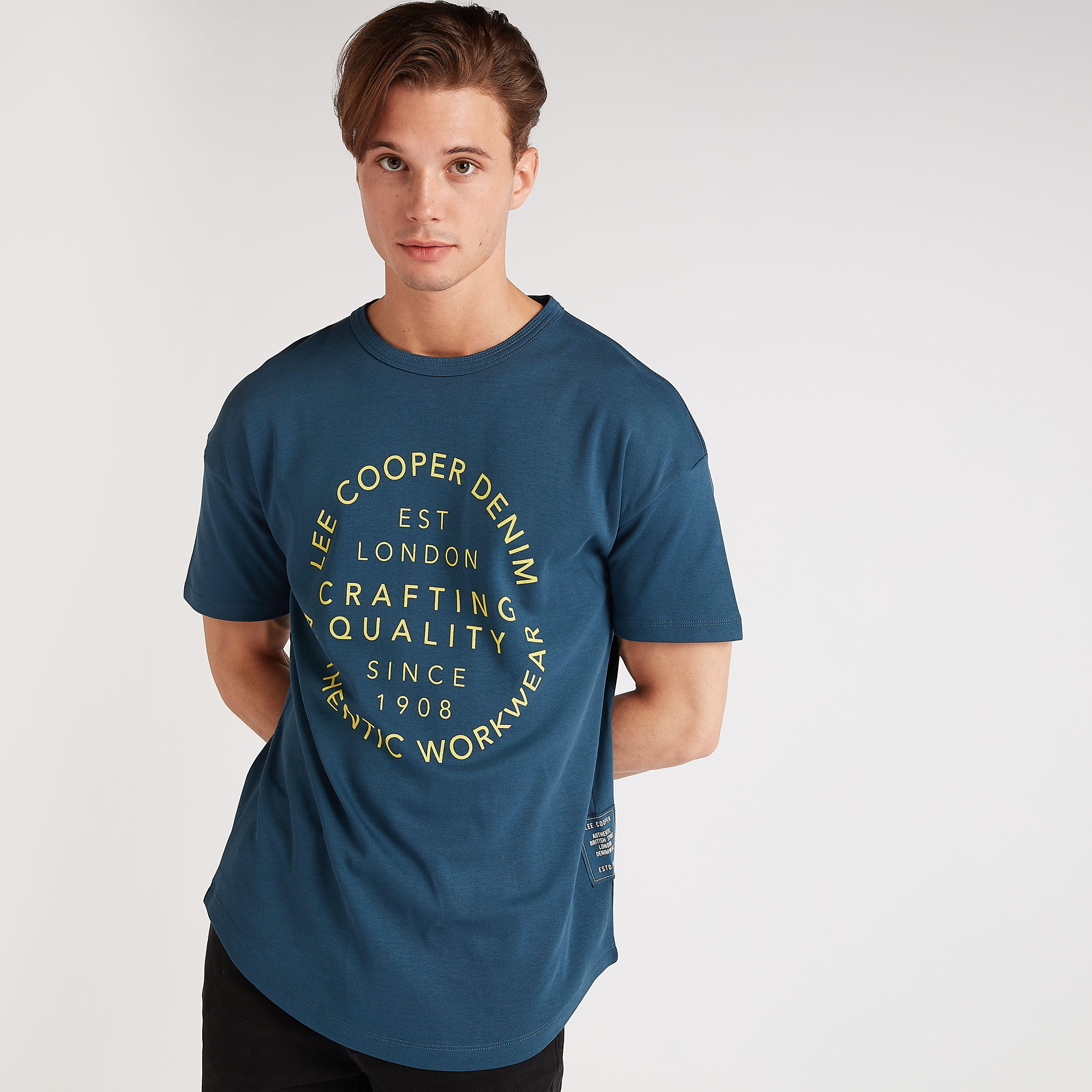 تيشيرت بياقة ضيّقة وأكمام قصيرة من لي كوبر-men-clothing-tshirtsandpolos-tshirts-image-1