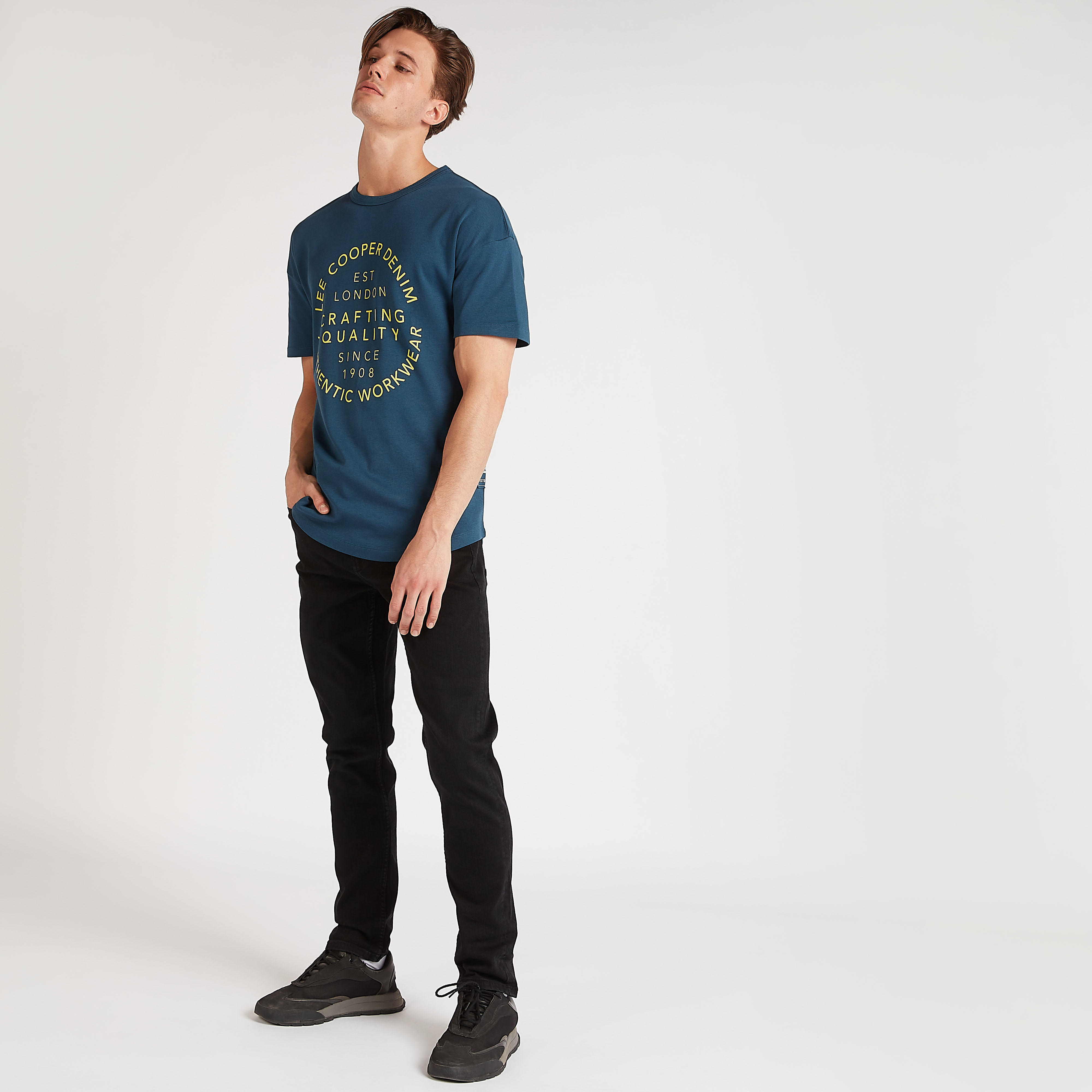 تيشيرت بياقة ضيّقة وأكمام قصيرة من لي كوبر-men-clothing-tshirtsandpolos-tshirts-image-2