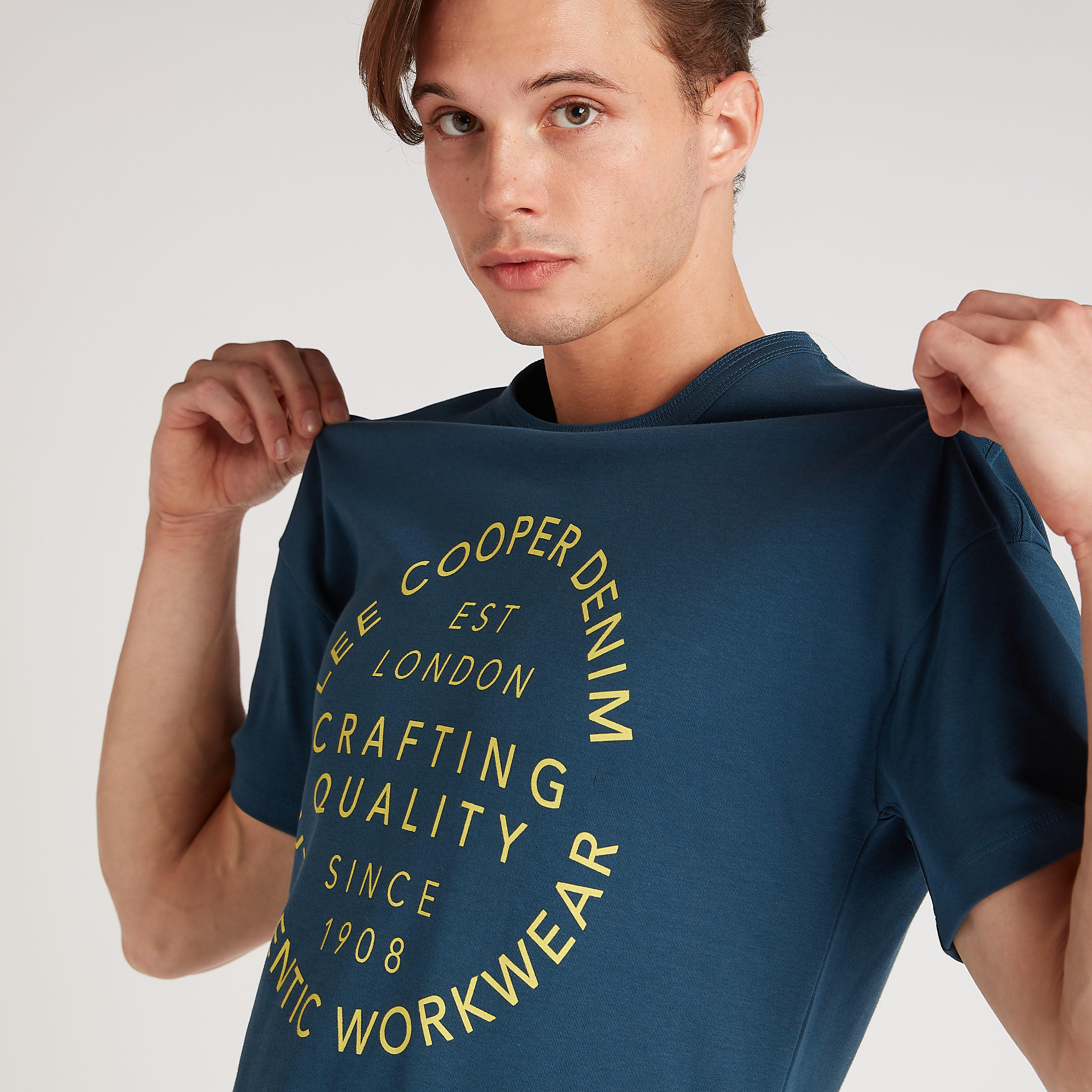 تيشيرت بياقة ضيّقة وأكمام قصيرة من لي كوبر-men-clothing-tshirtsandpolos-tshirts-image-3